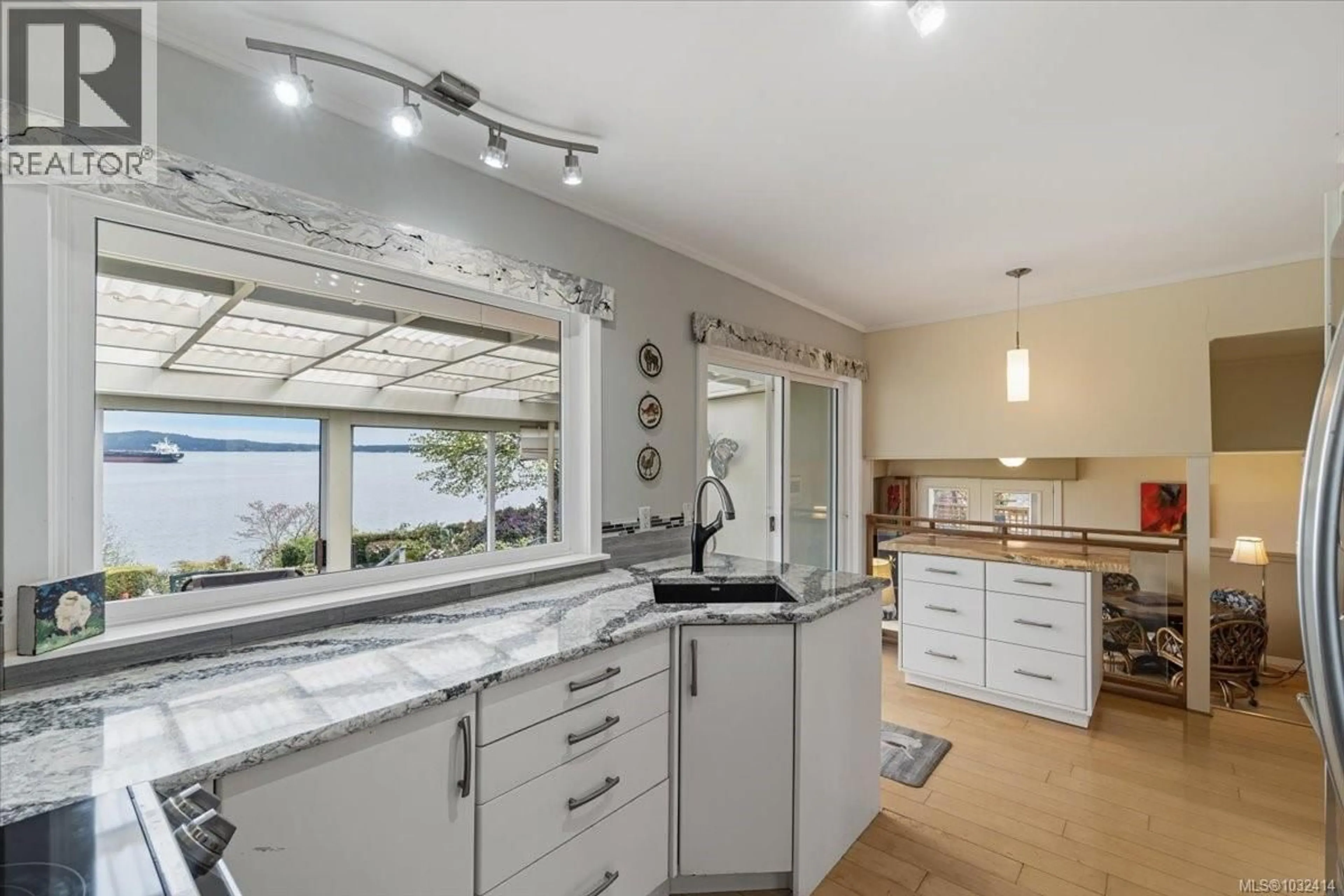 Open concept kitchen, ceramic/tile floor for 3648 SEAVIEW CRESCENT, Saltair British Columbia V9G1Z8