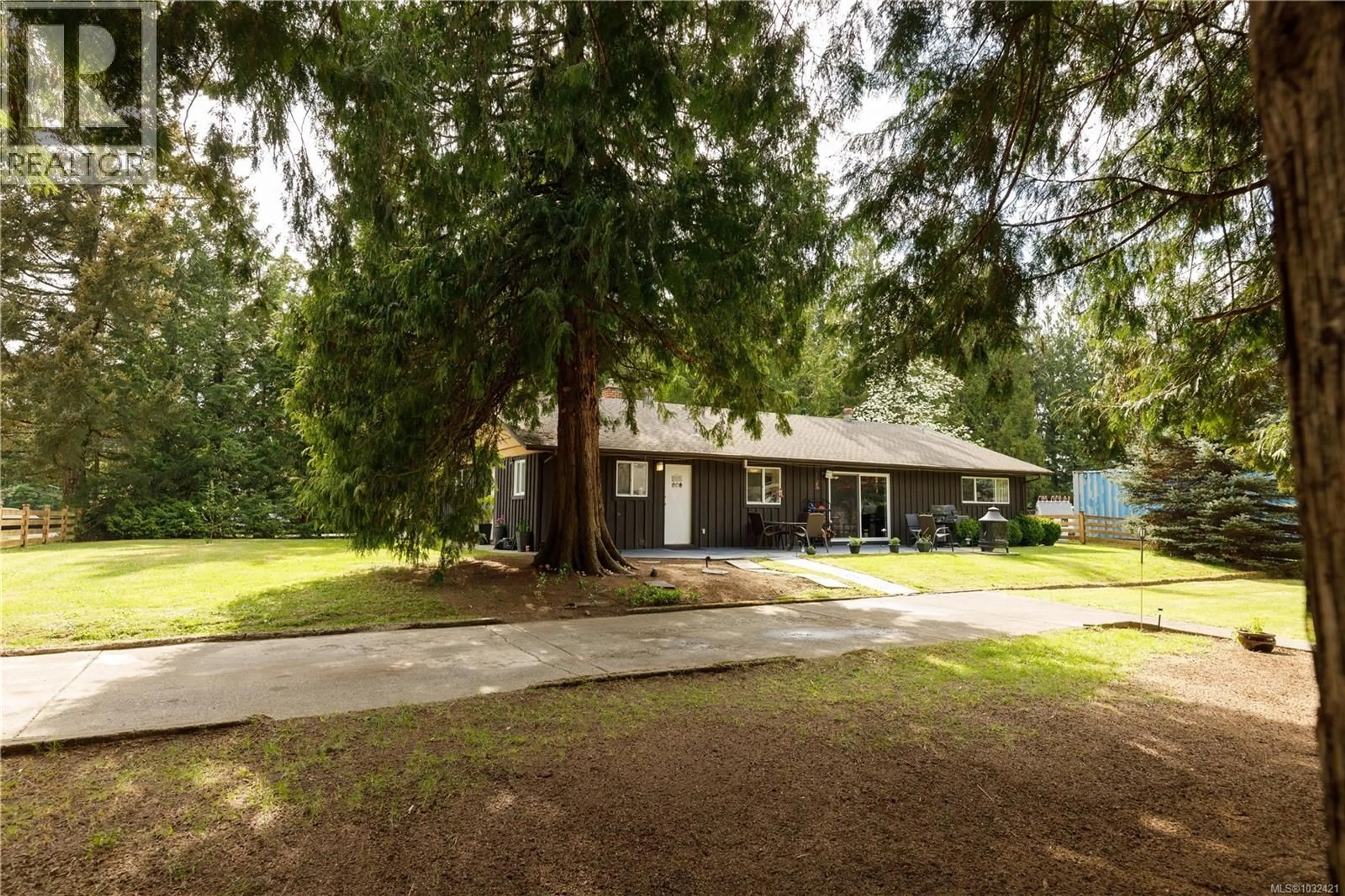 A pic from outside/outdoor area/front of a property/back of a property/a pic from drone, street for 2042 CEDAR ROAD, Nanaimo British Columbia V9X1J4