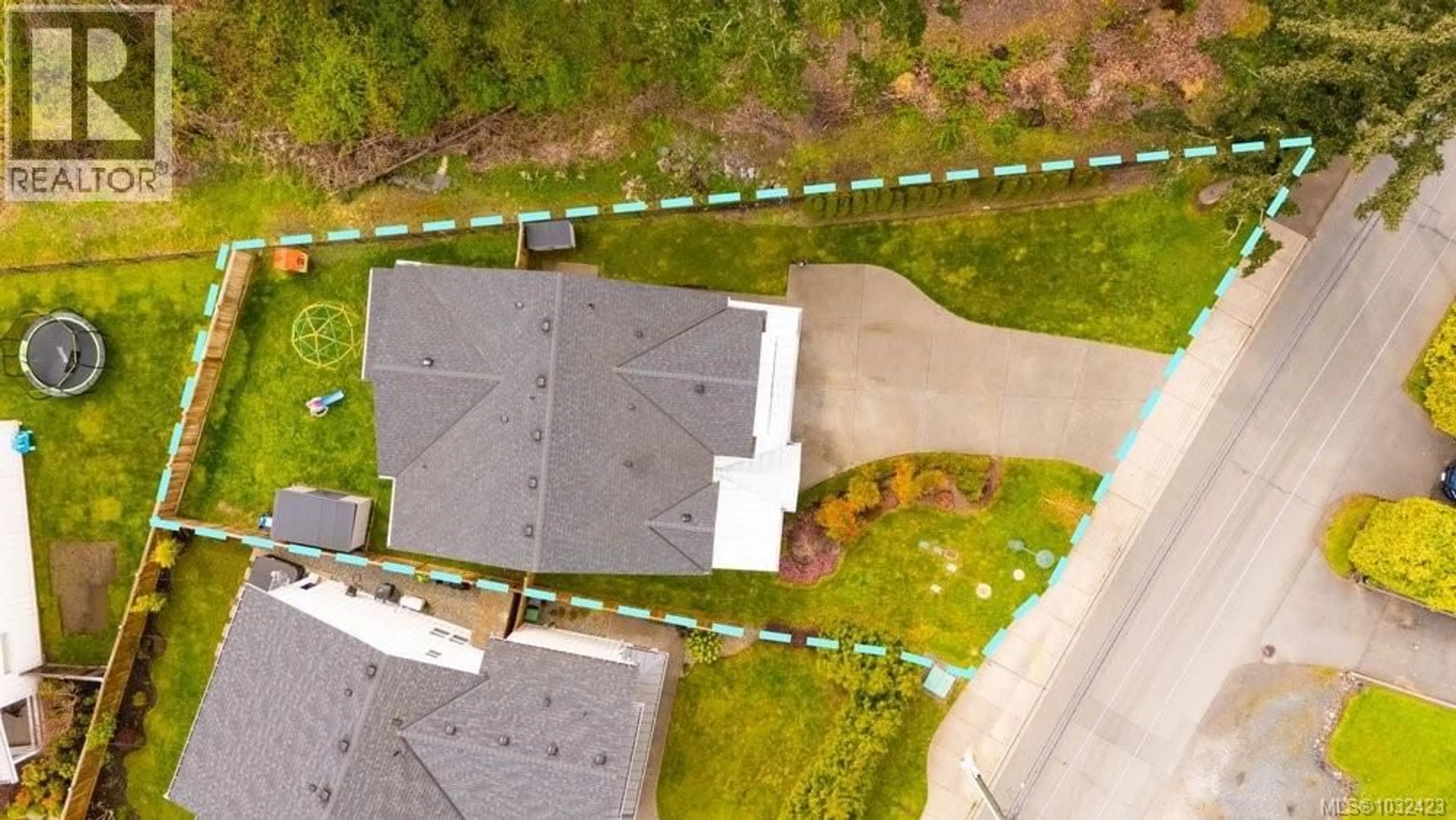 A pic from outside/outdoor area/front of a property/back of a property/a pic from drone, street for 30 JEDBURGH ROAD, View Royal British Columbia V9B6N7