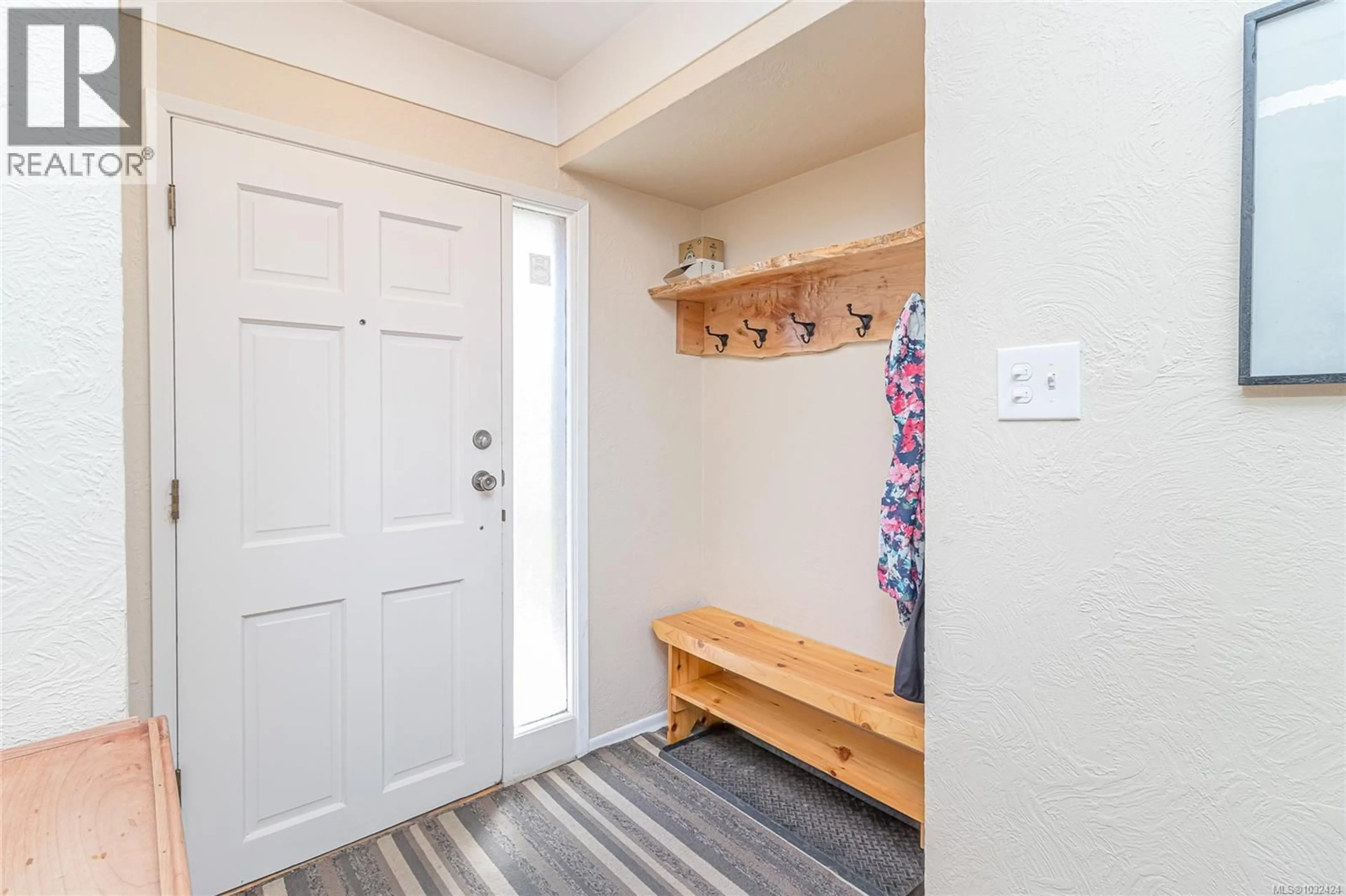 Indoor entryway for 3040 DYSART ROAD, Saanich British Columbia V9A2K4