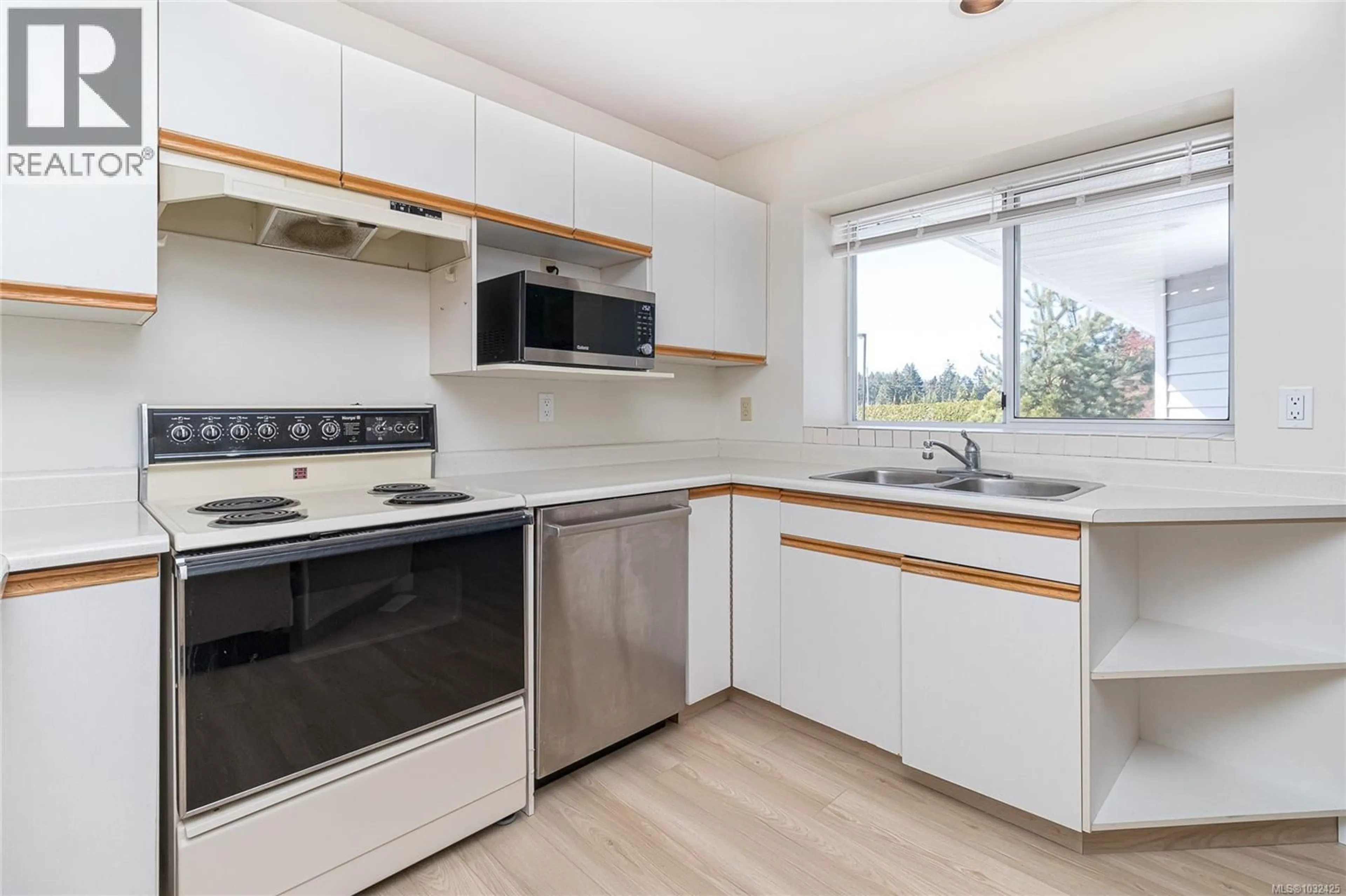 Standard kitchen, wood/laminate floor for 3720 ARBUTUS DRIVE NORTH, Cobble Hill British Columbia V0R1L1