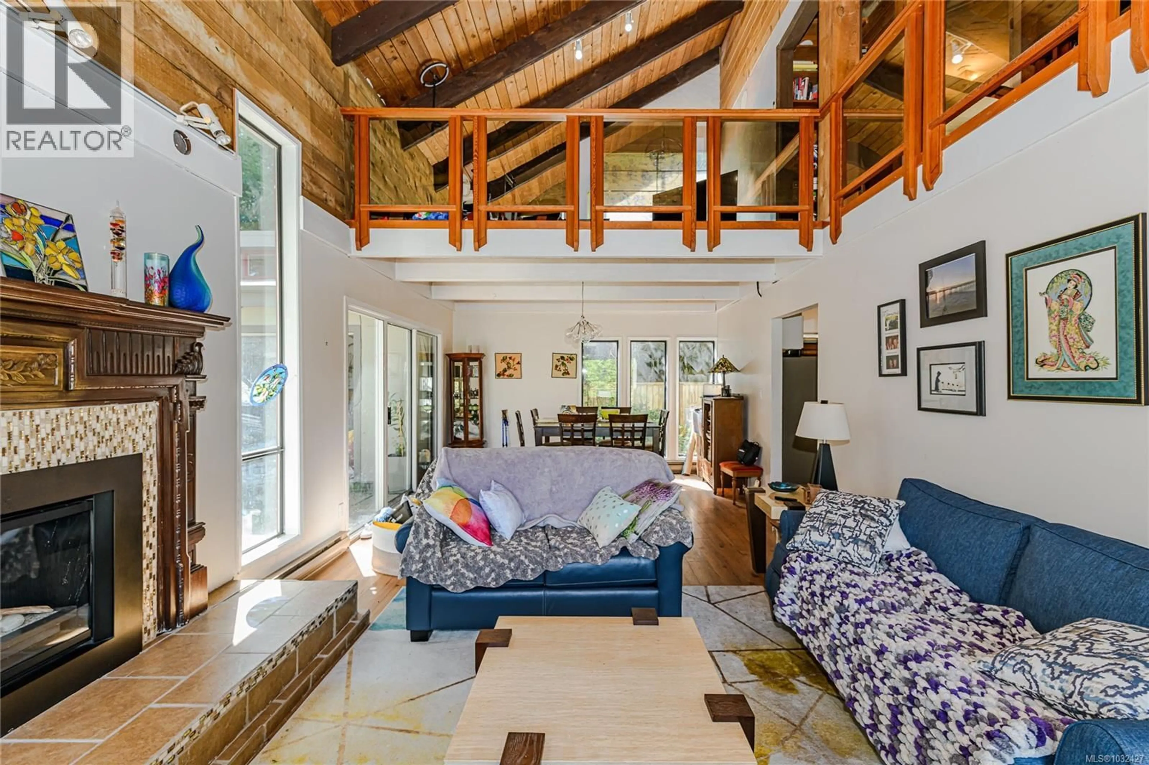 Indoor foyer for 1671 NORTH BEACH ROAD, Salt Spring British Columbia V8K1A8