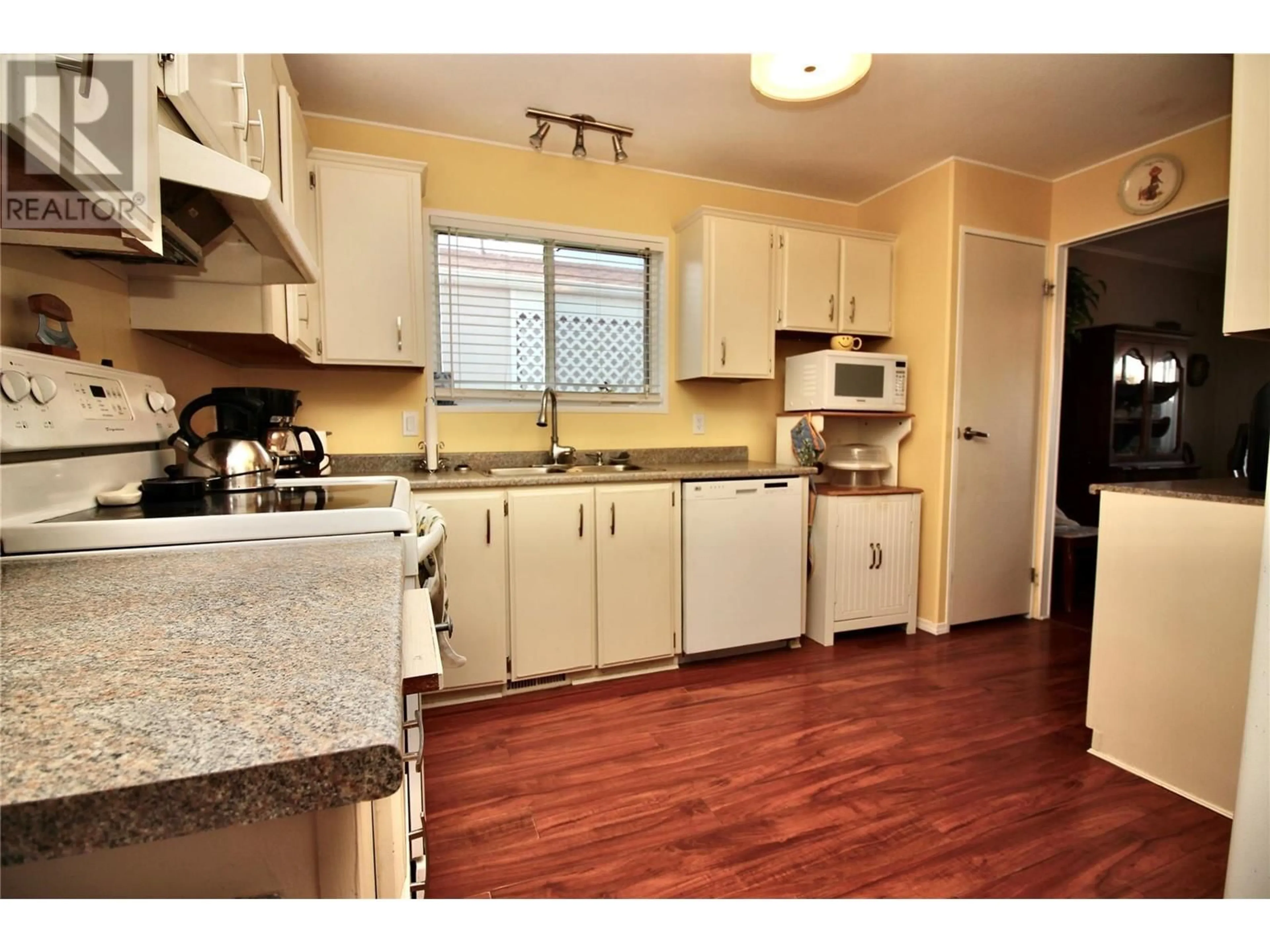 Standard kitchen, wood floors, cottage for 1255 Raymer Avenue Unit# 174, Kelowna British Columbia V1W3S3