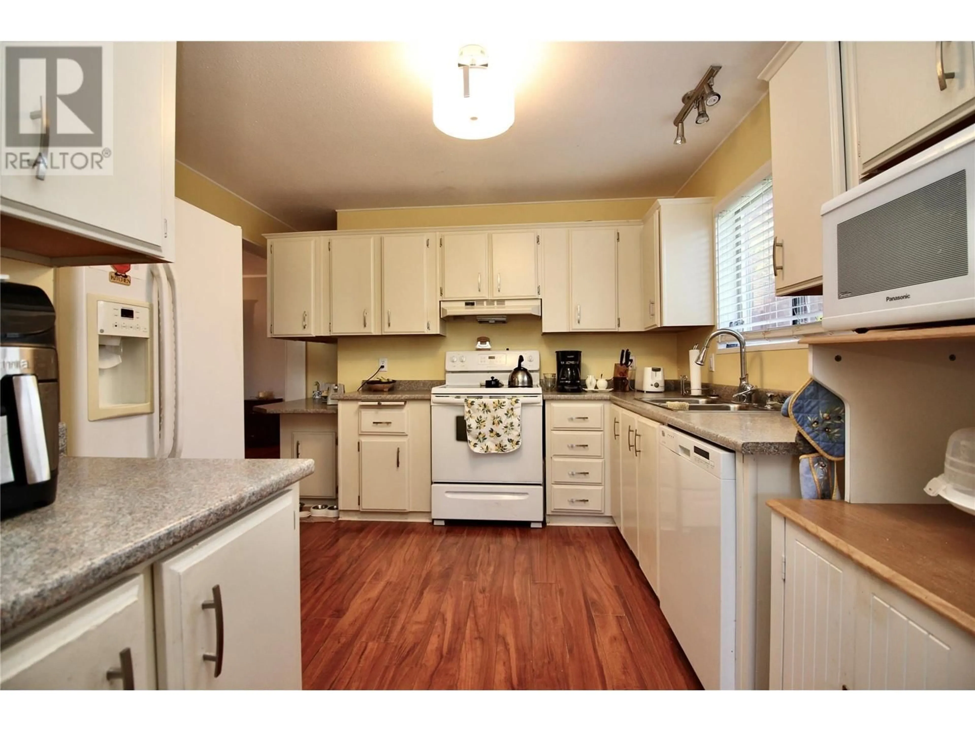 Kitchen, wood floors, cottage for 1255 Raymer Avenue Unit# 174, Kelowna British Columbia V1W3S3