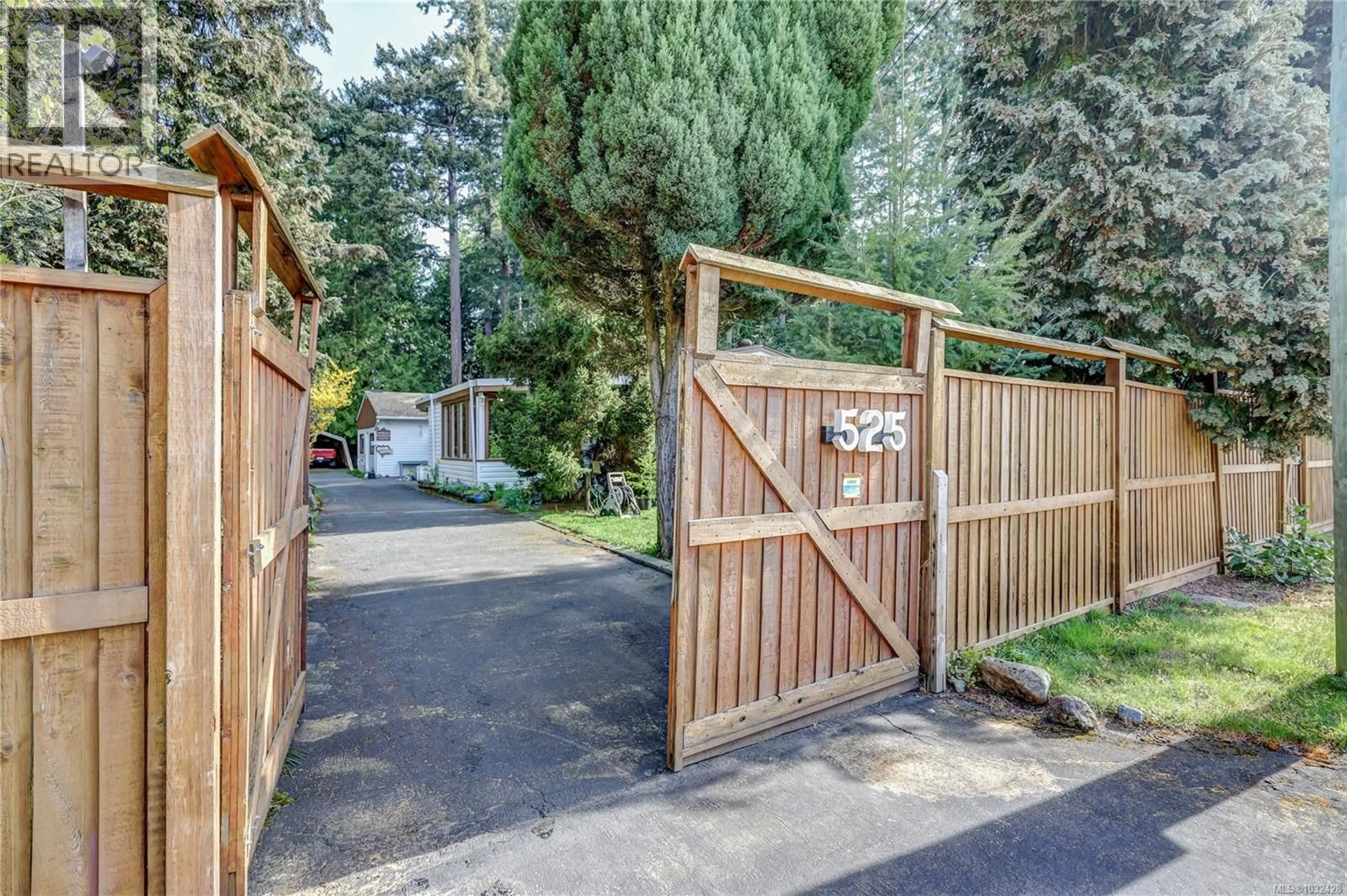 A pic from outside/outdoor area/front of a property/back of a property/a pic from drone, street for 525 PIONEER CRESCENT, Parksville British Columbia V9V1V2