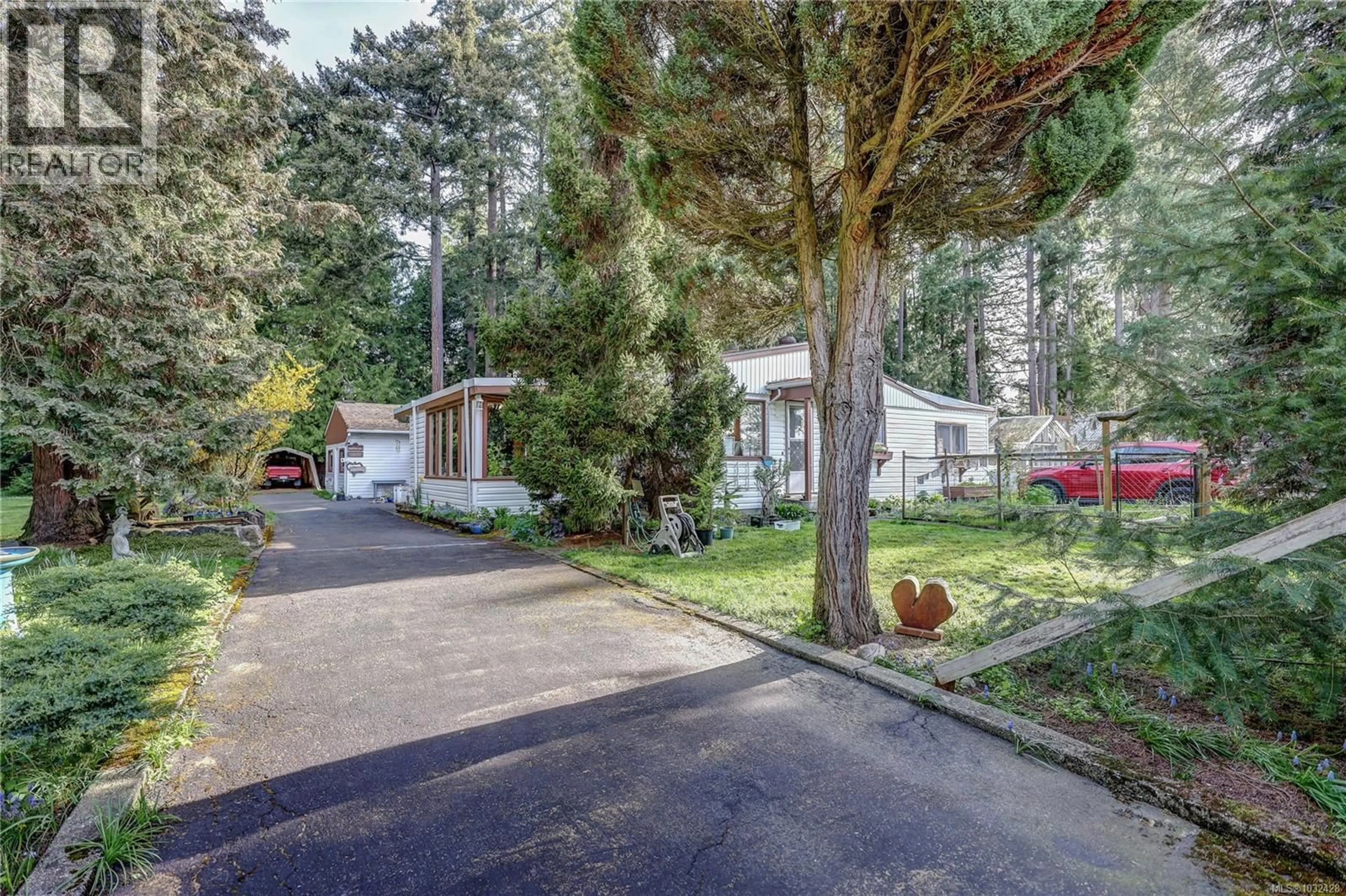 A pic from outside/outdoor area/front of a property/back of a property/a pic from drone, street for 525 PIONEER CRESCENT, Parksville British Columbia V9V1V2