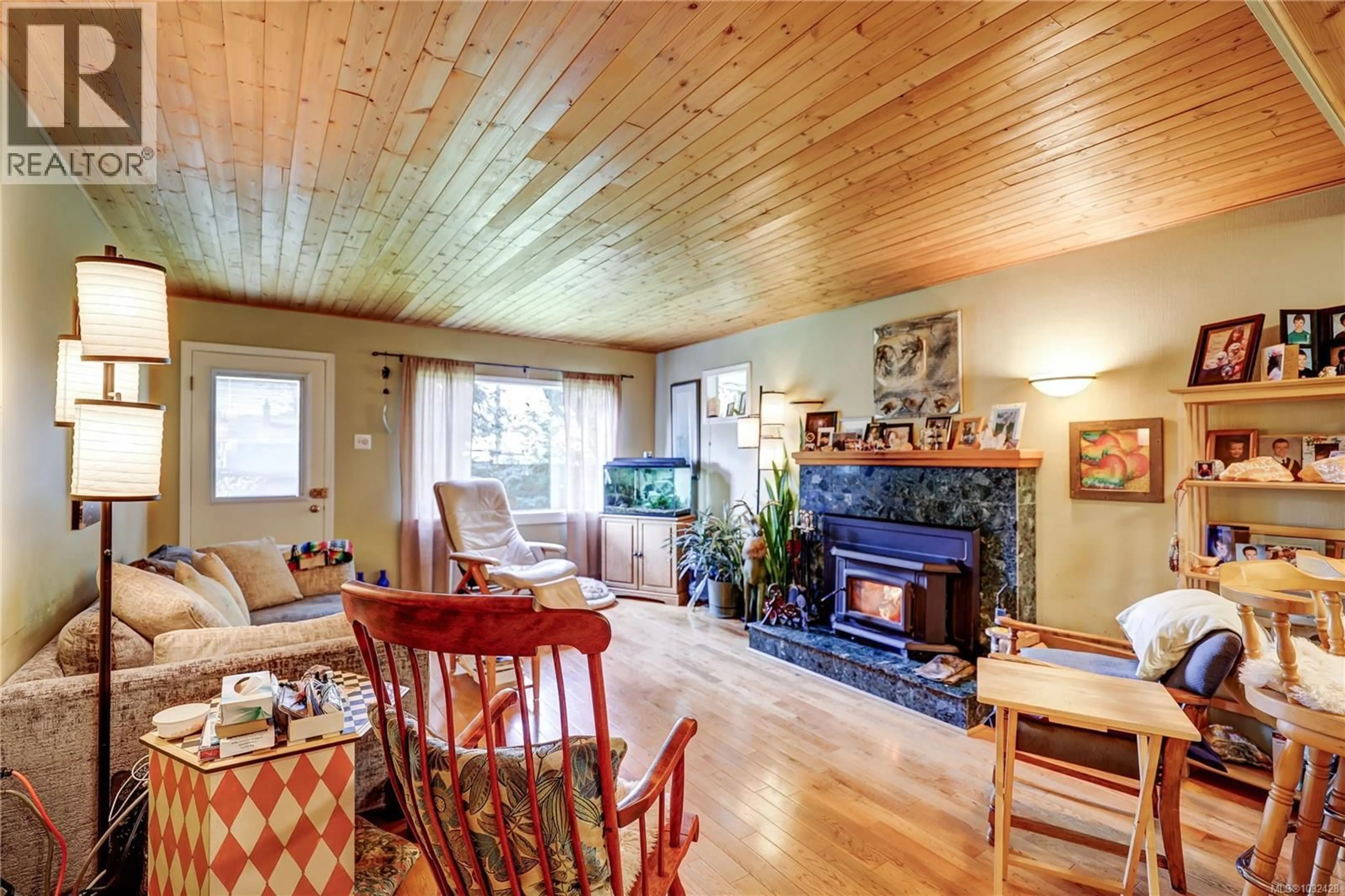 Living room with furniture, wood/laminate floor for 525 PIONEER CRESCENT, Parksville British Columbia V9V1V2