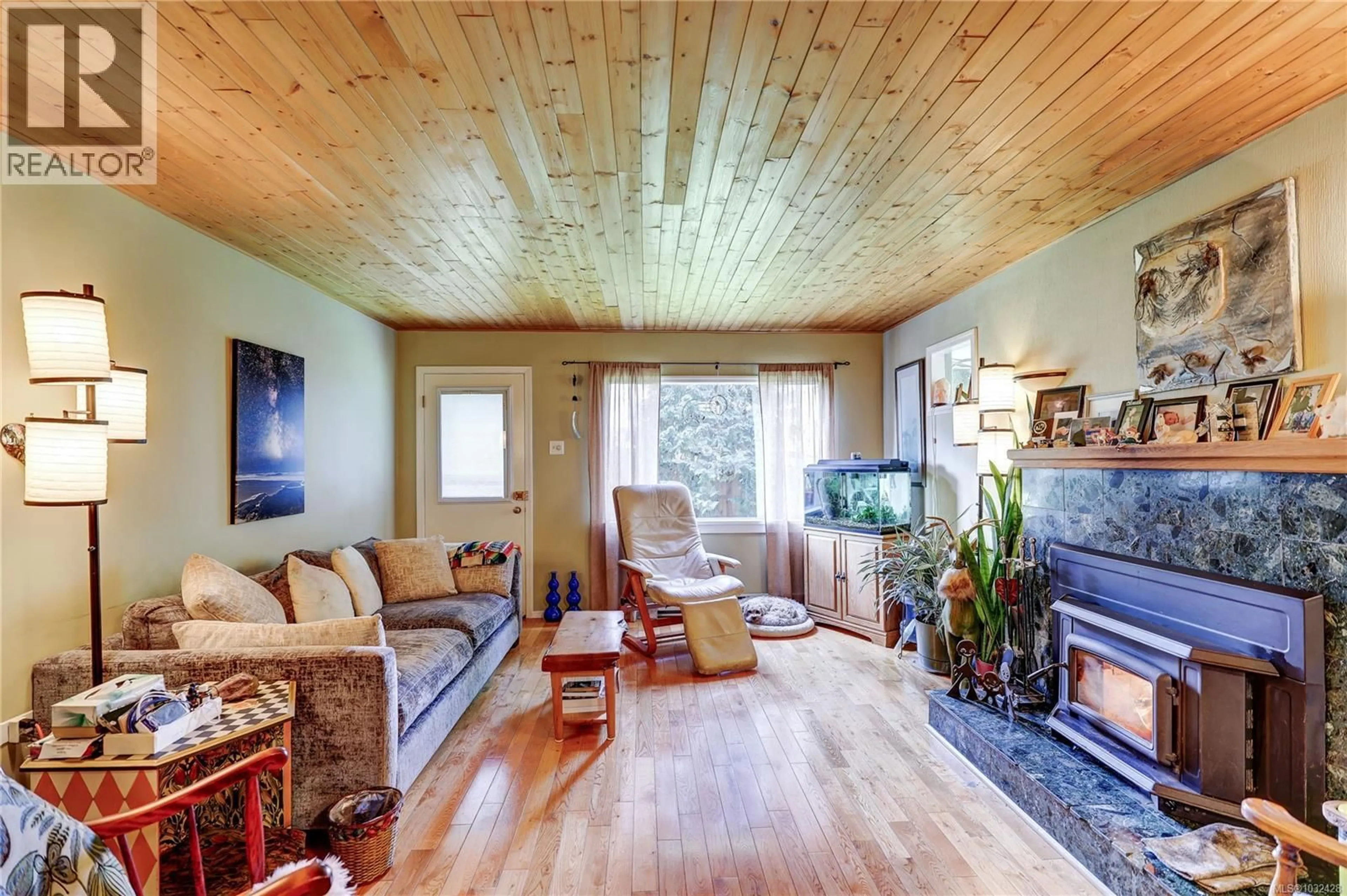 Living room with furniture, wood/laminate floor for 525 PIONEER CRESCENT, Parksville British Columbia V9V1V2