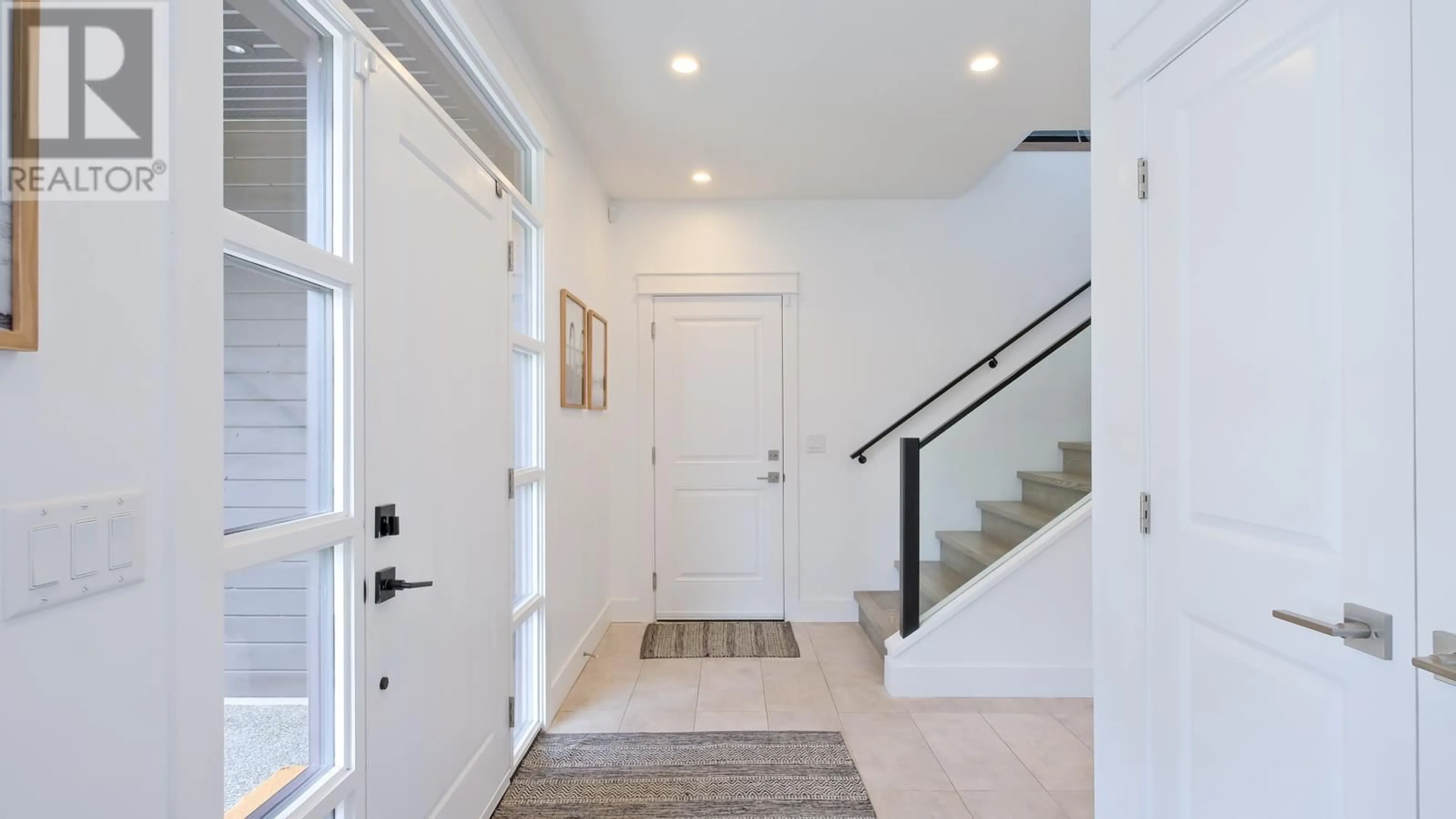 Indoor entryway, wood floors for 3330 Vineyard View Drive, West Kelowna British Columbia V4T3M3