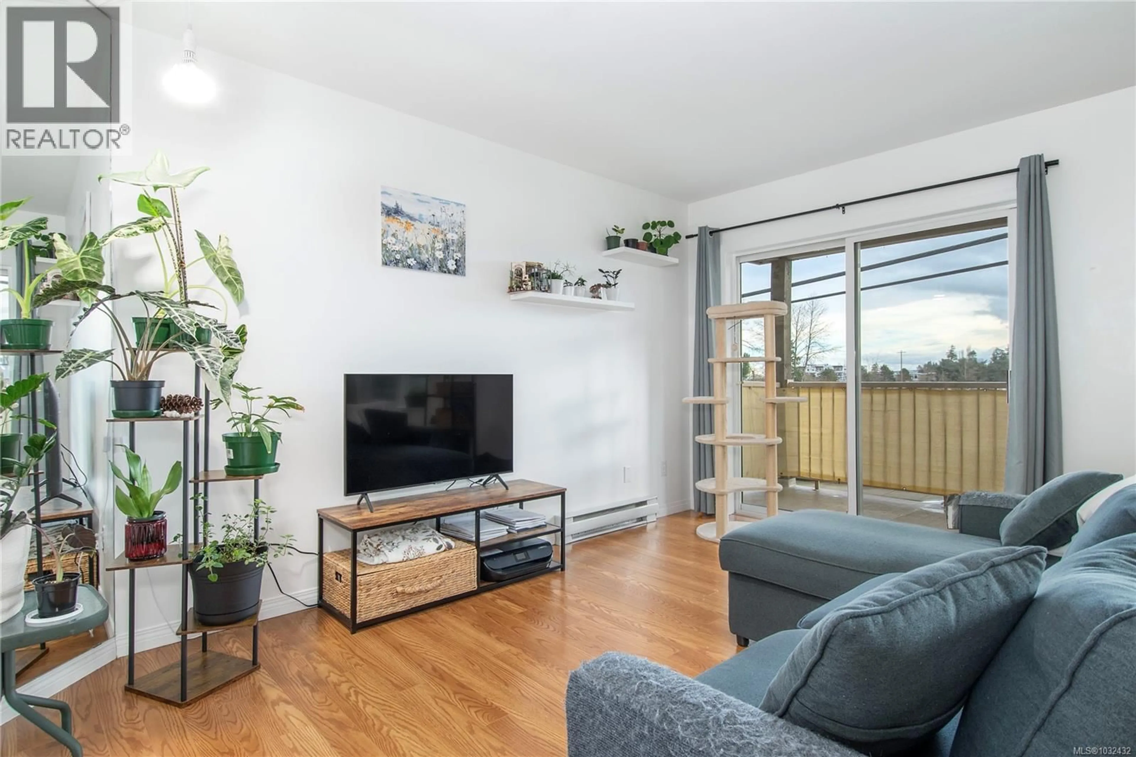 Living room with furniture, wood/laminate floor for 202 - 2525 FITZGERALD AVENUE, Courtenay British Columbia V9N6J4