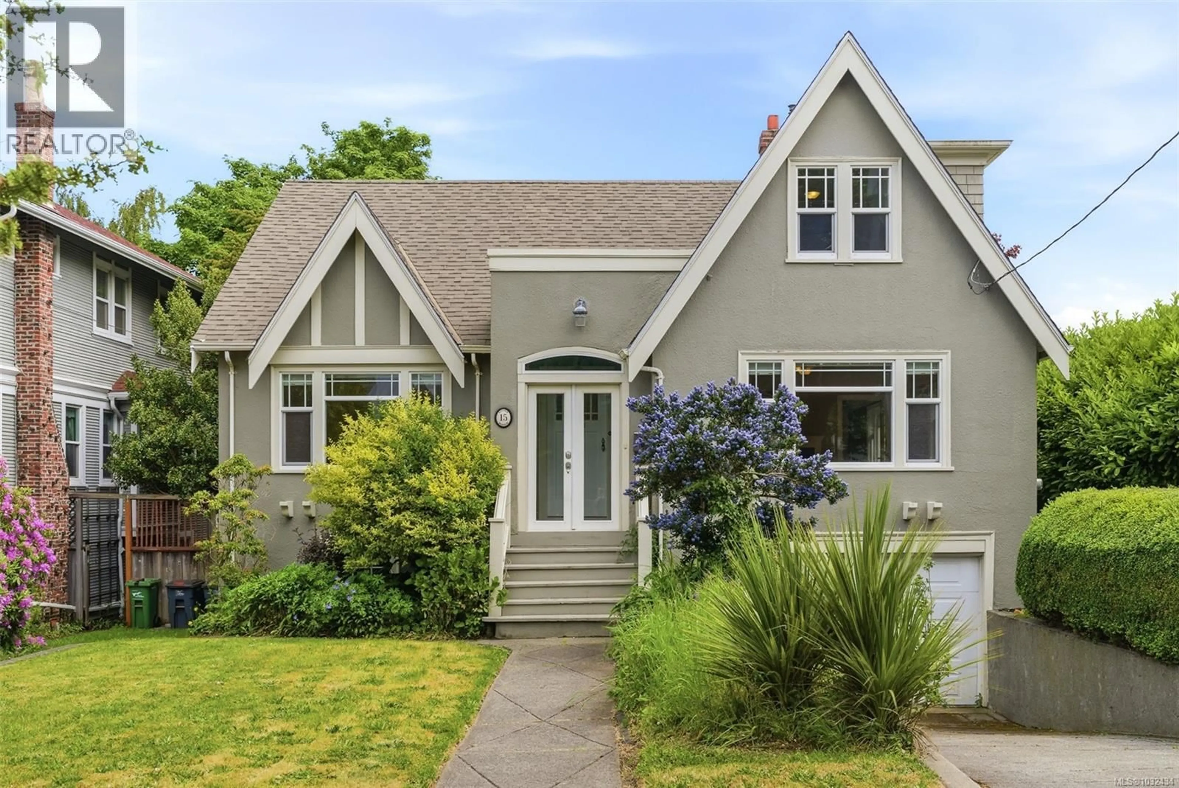 Home with vinyl exterior material, street for 15 LINDEN AVENUE, Victoria British Columbia V8V4C9