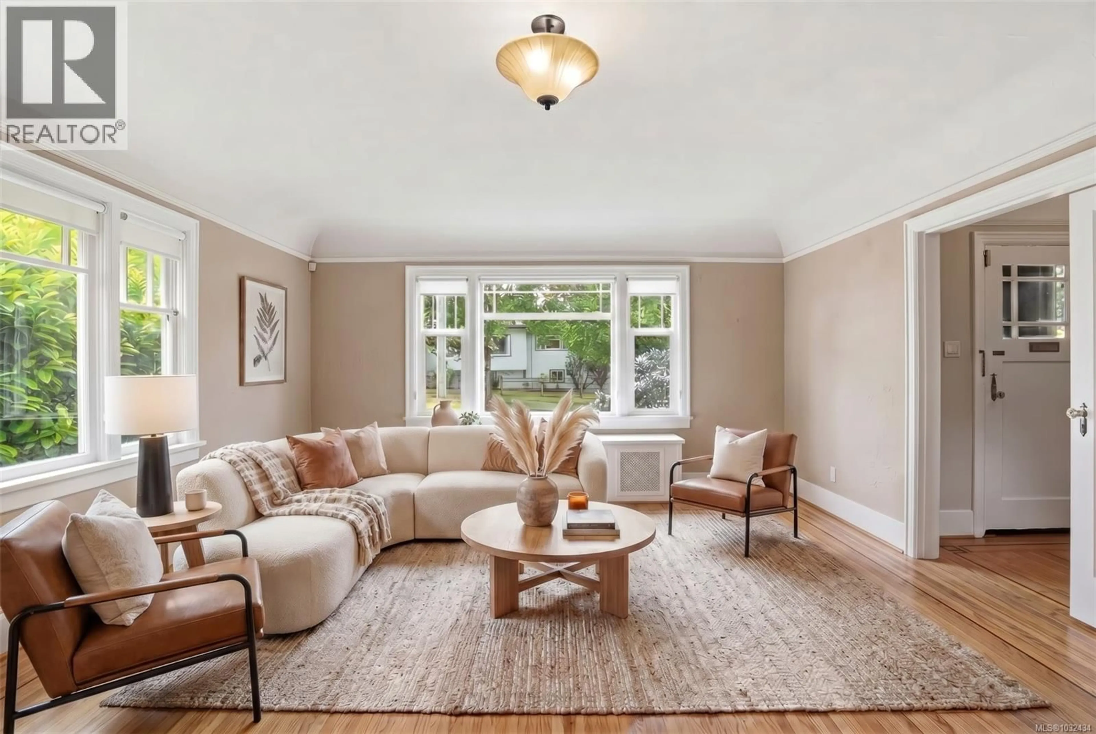 Living room with furniture, unknown for 15 LINDEN AVENUE, Victoria British Columbia V8V4C9