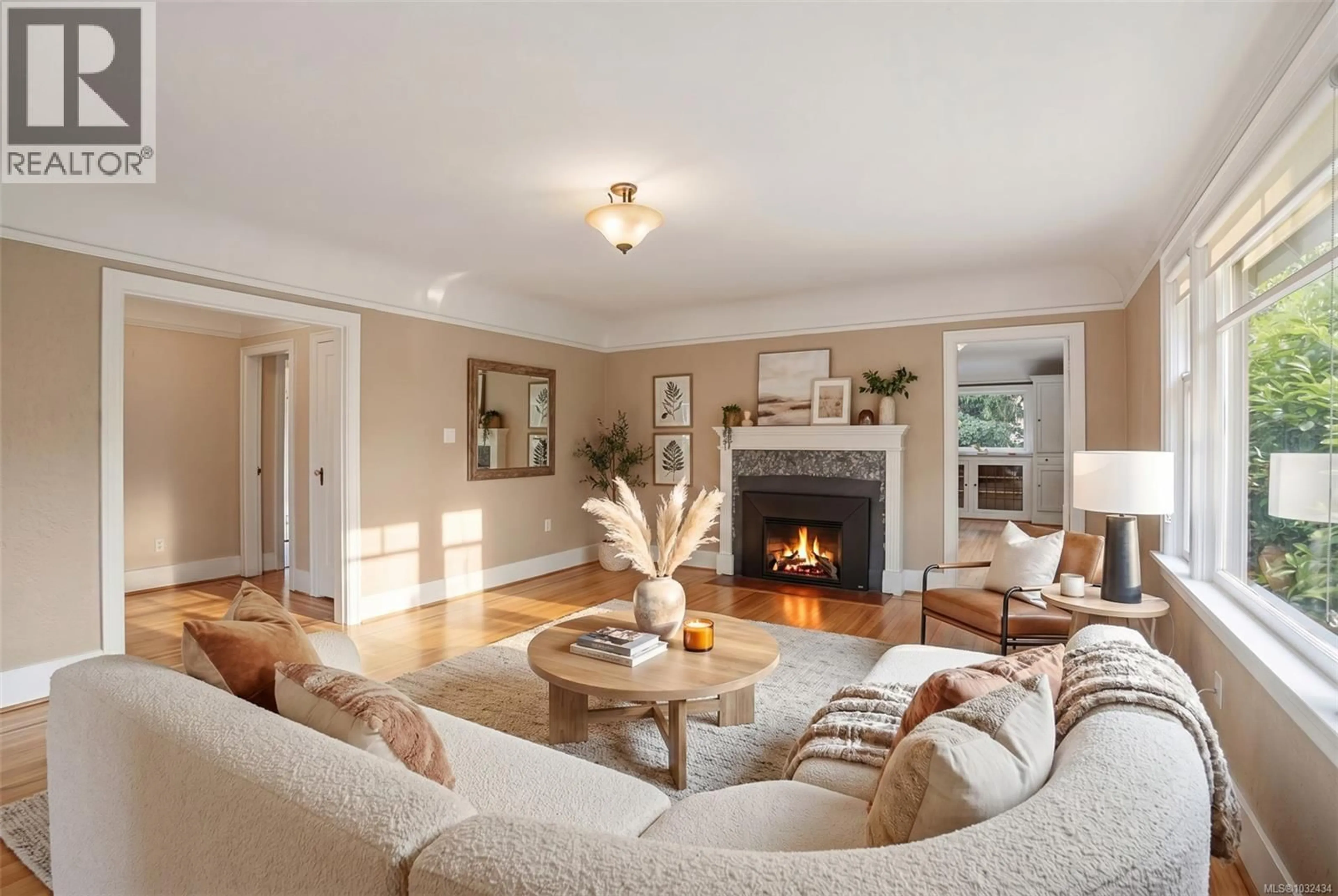 Living room with furniture, unknown for 15 LINDEN AVENUE, Victoria British Columbia V8V4C9
