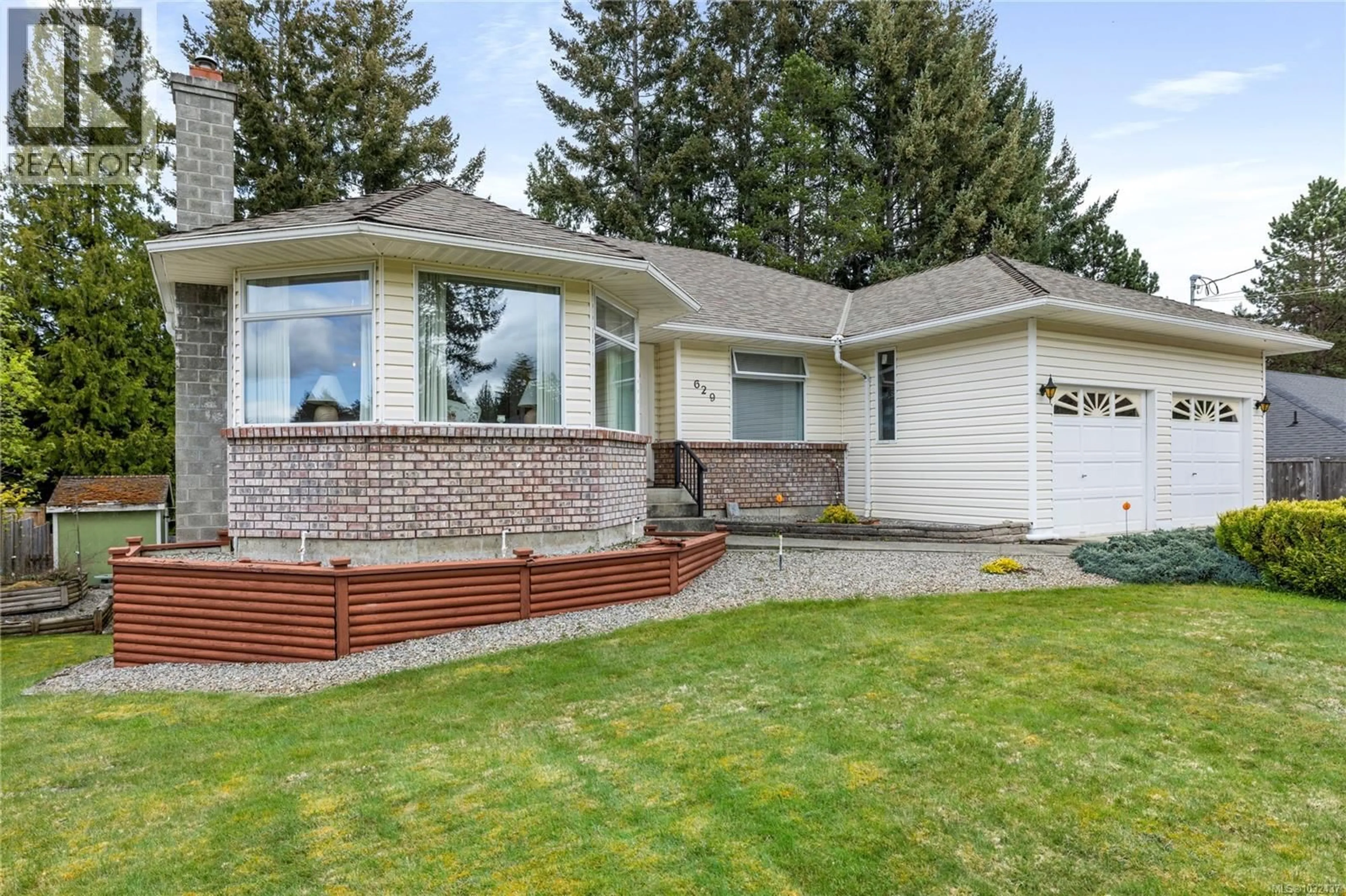 Home with vinyl exterior material, street for 629 DOGWOOD ROAD, Qualicum Beach British Columbia V9K1A9