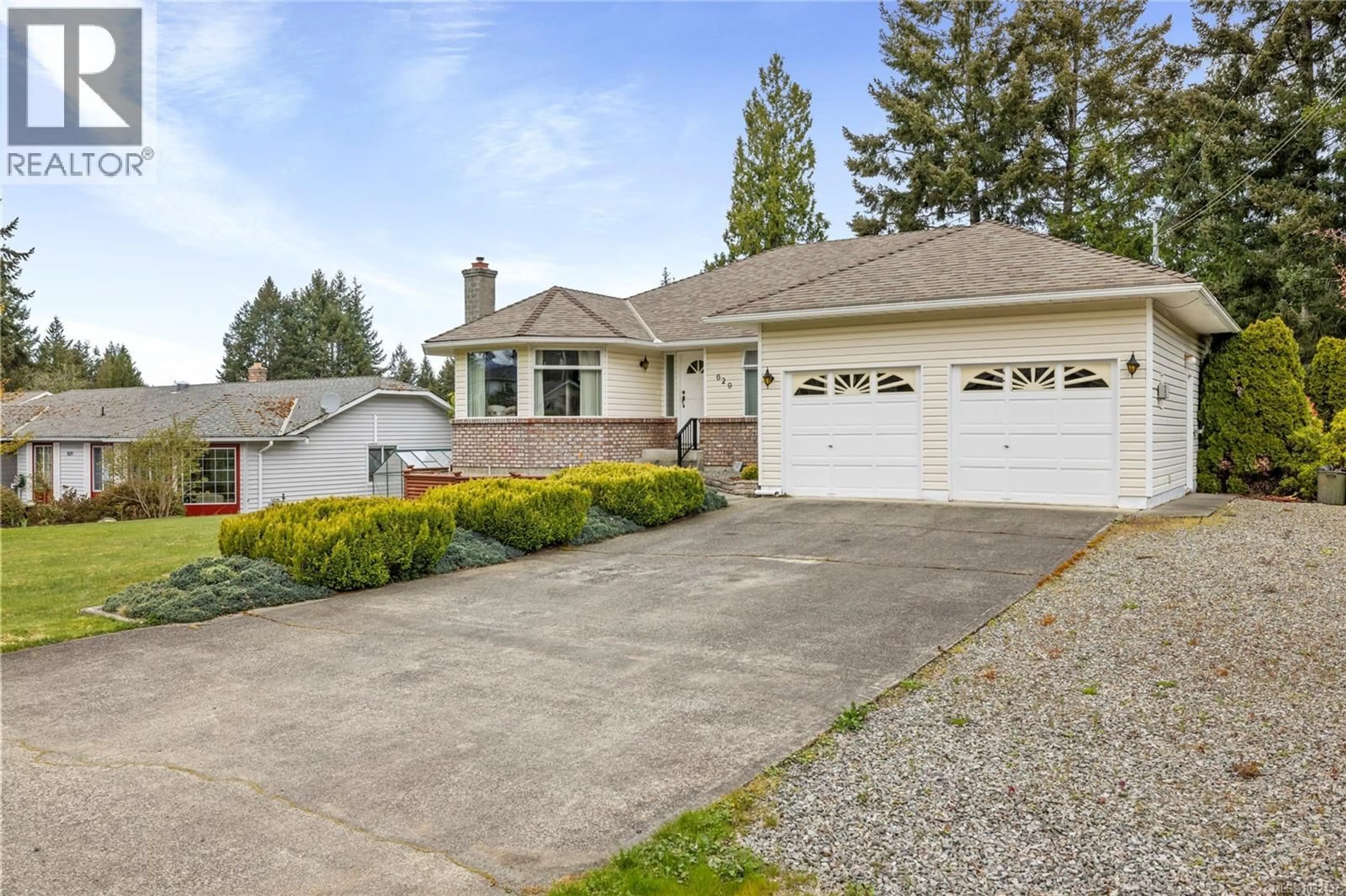 Home with vinyl exterior material, street for 629 DOGWOOD ROAD, Qualicum Beach British Columbia V9K1A9