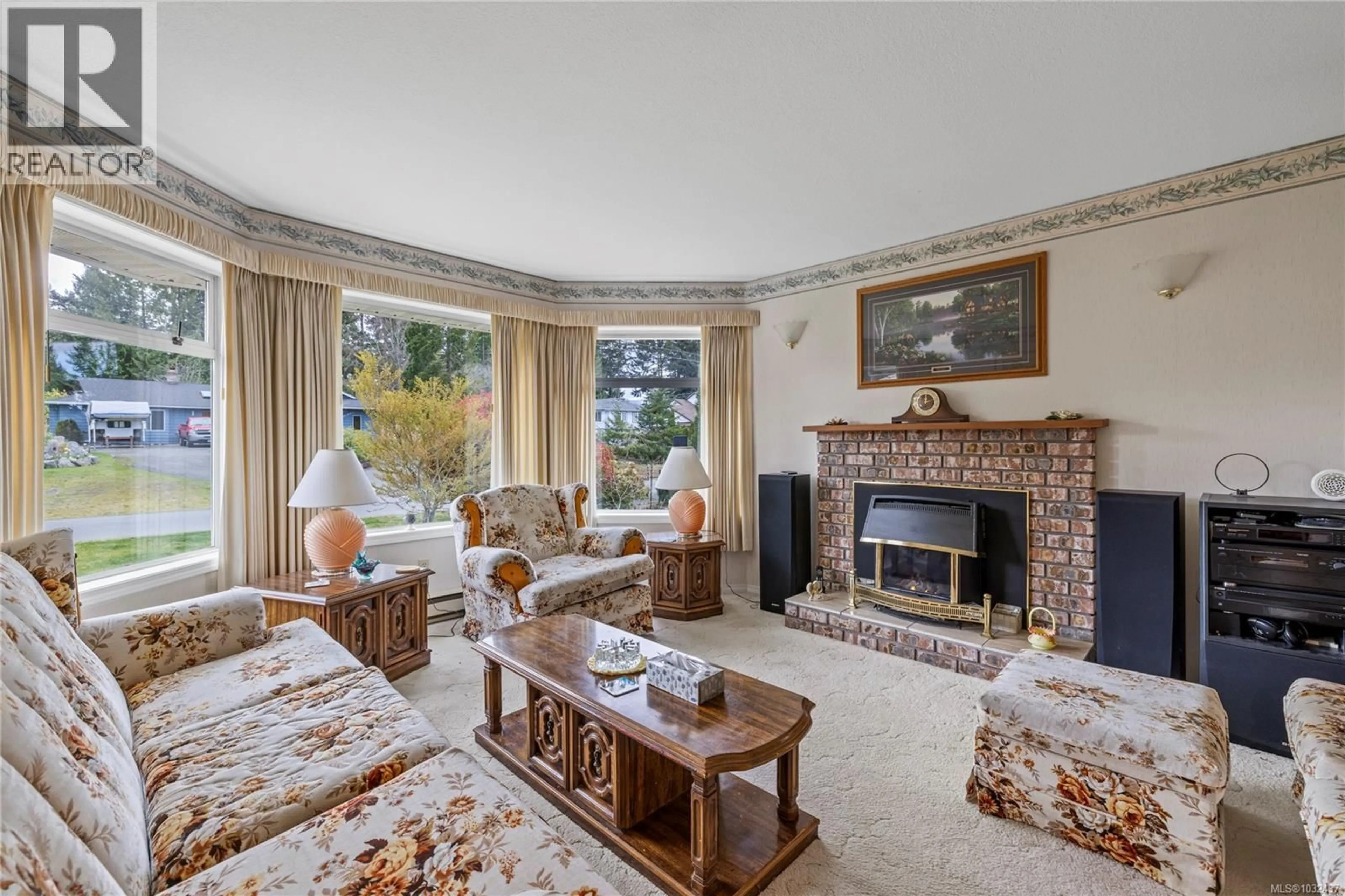 Living room with furniture, carpet floor for 629 DOGWOOD ROAD, Qualicum Beach British Columbia V9K1A9