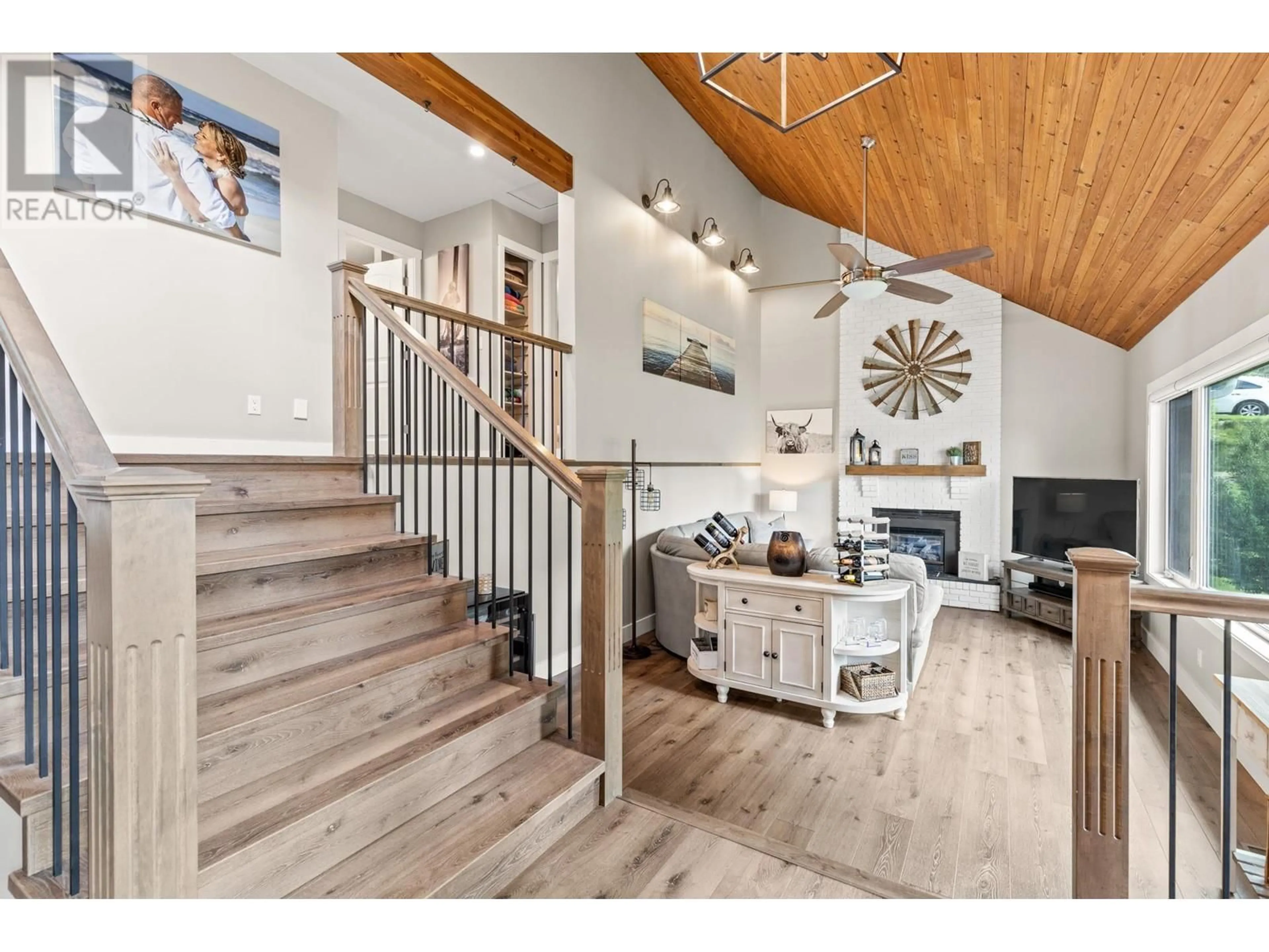 Indoor entryway, wood floors for 4030 Sunshine Road, Kelowna British Columbia V1W3Z6