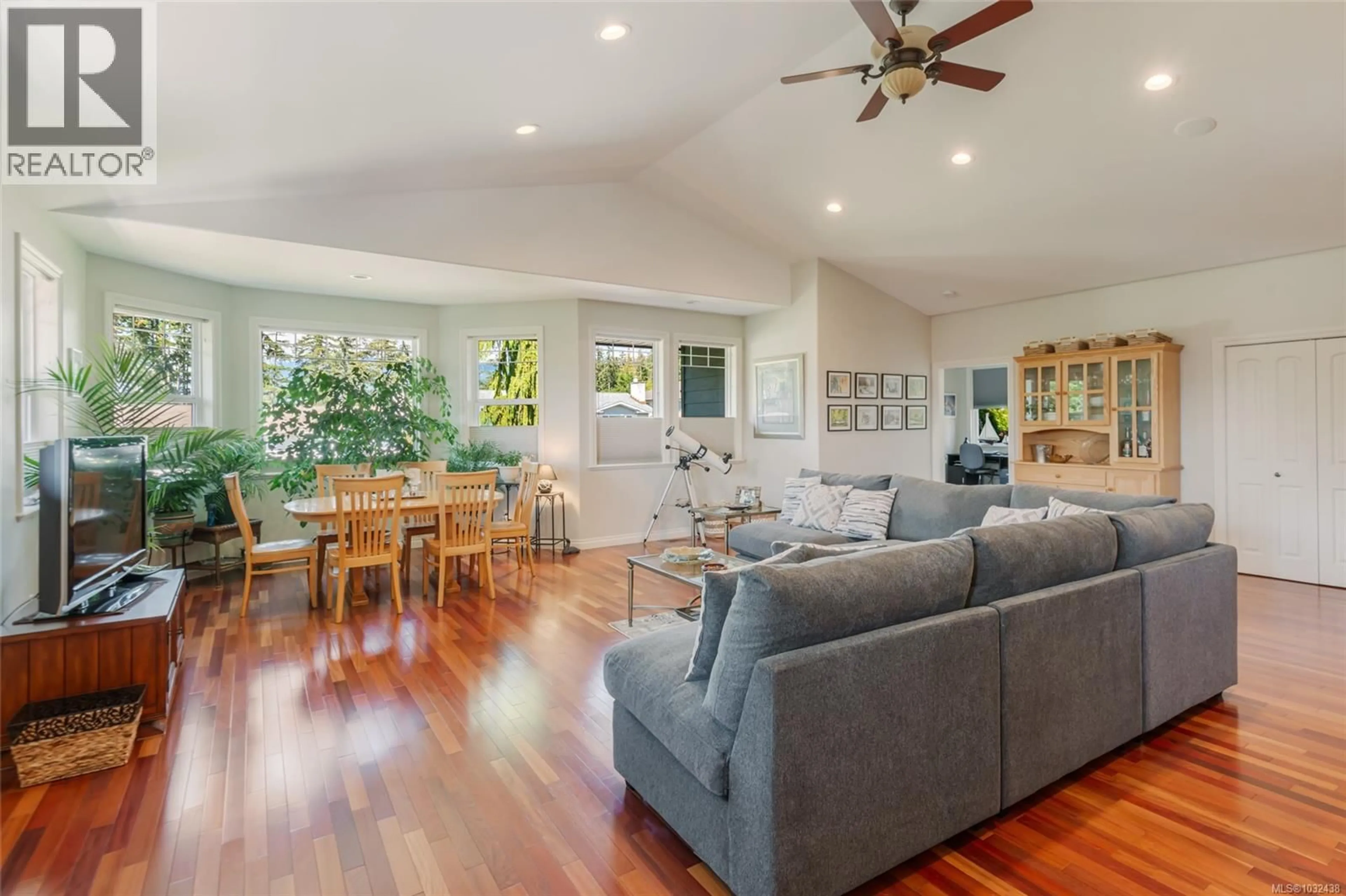 Living room with furniture, wood/laminate floor for 3596 HUFF DRIVE, Port Alberni British Columbia V9Y8B3