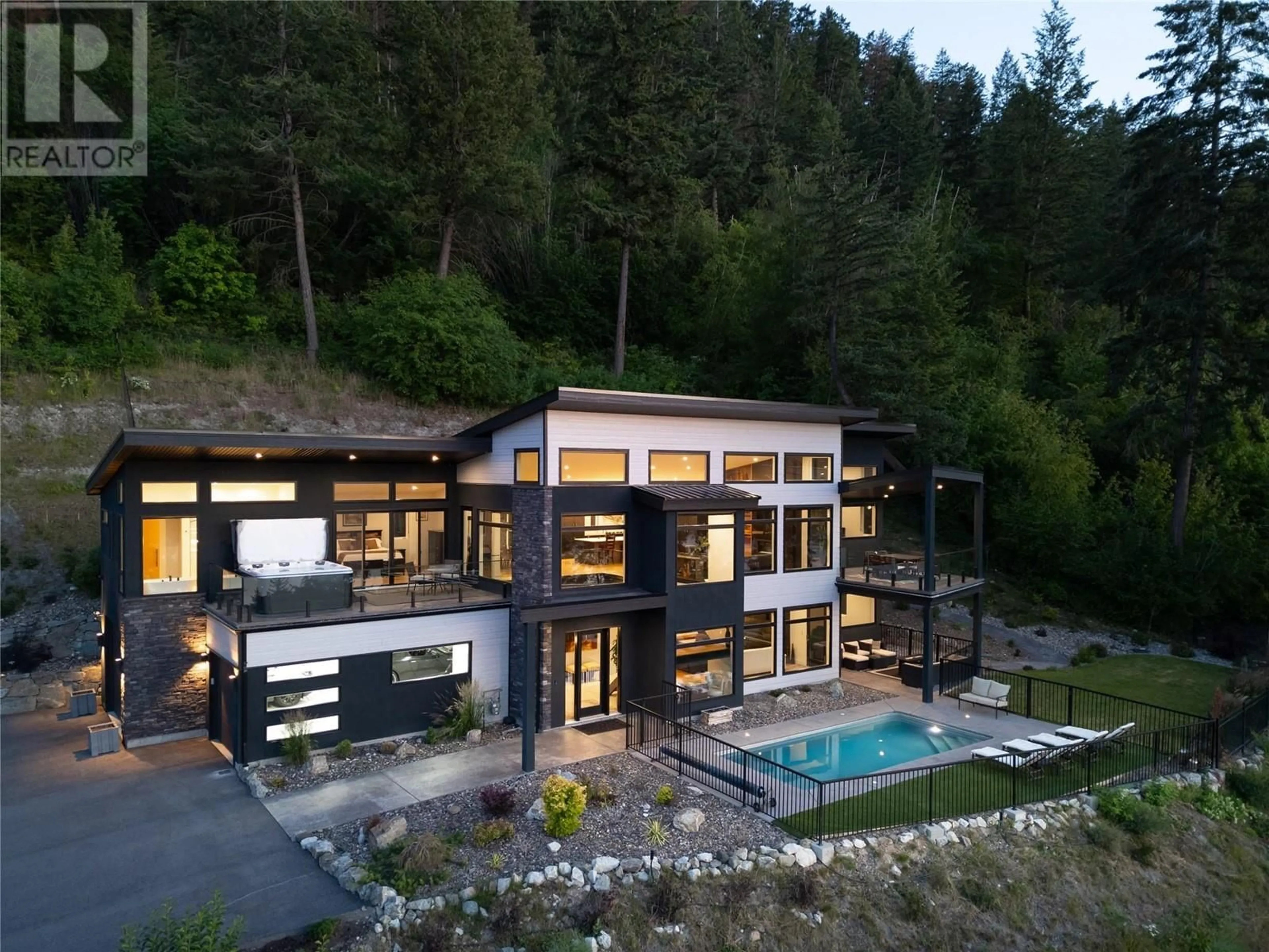 Frontside or backside of a home for 132 Sunset Boulevard, Vernon British Columbia V1H1T7