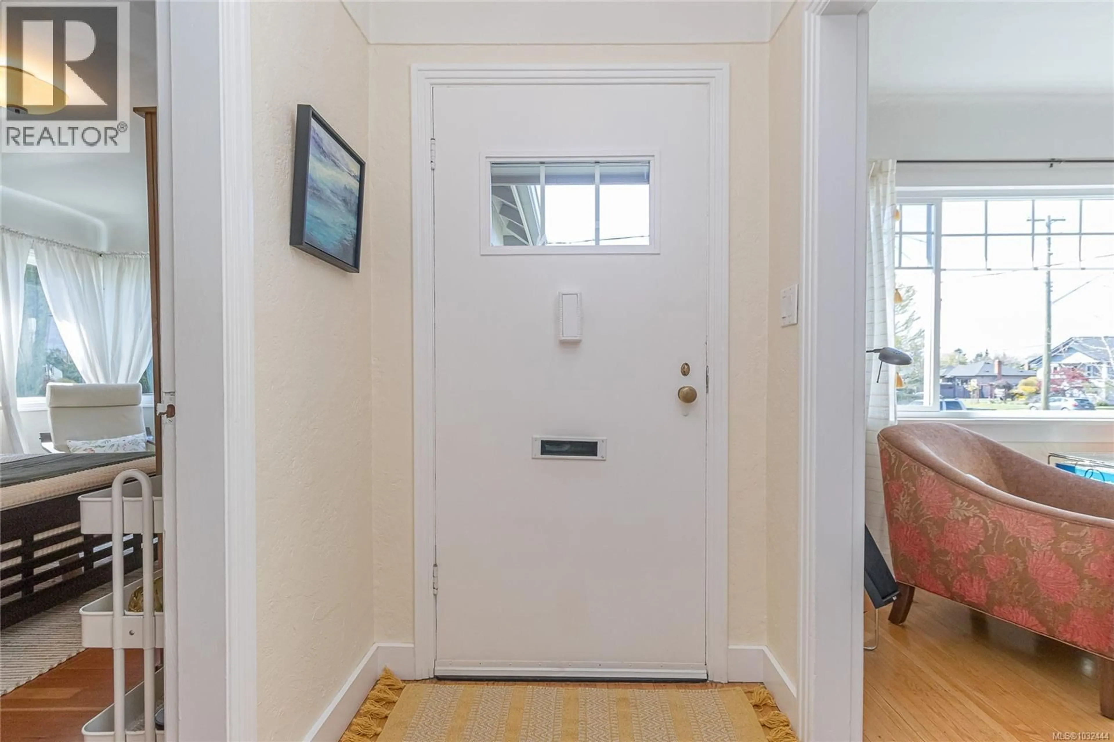 Indoor entryway for 2551 FLORENCE STREET, Oak Bay British Columbia V8R5E7