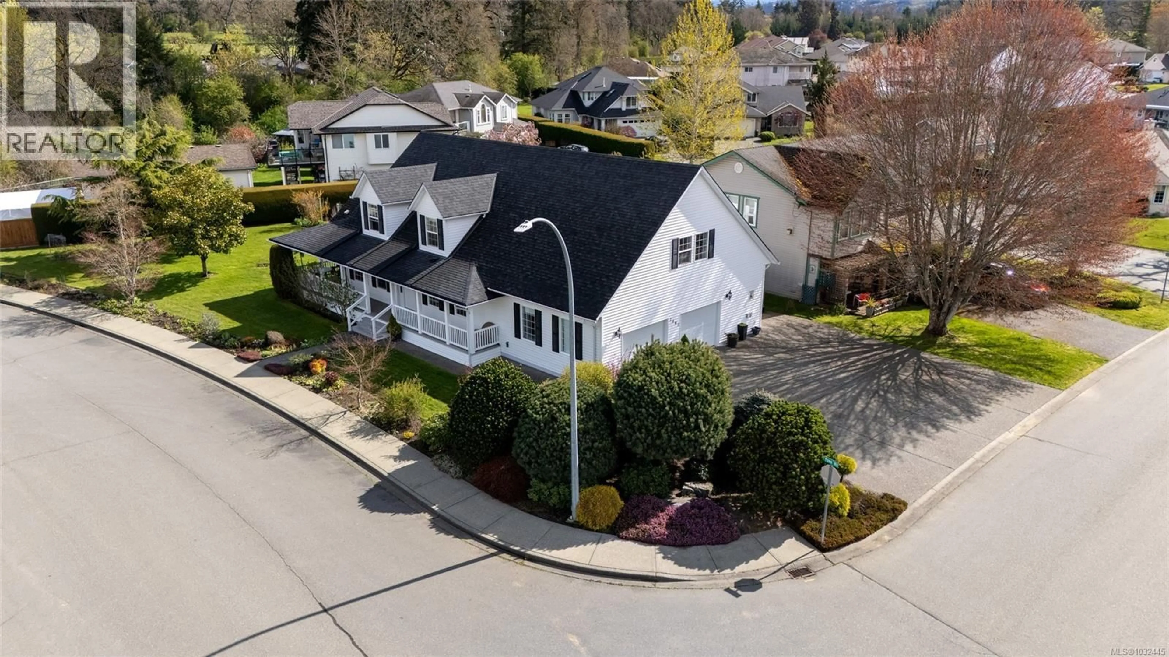 A pic from outside/outdoor area/front of a property/back of a property/a pic from drone, street for 2547 TRILLIUM TERRACE, Duncan British Columbia V9L5J7