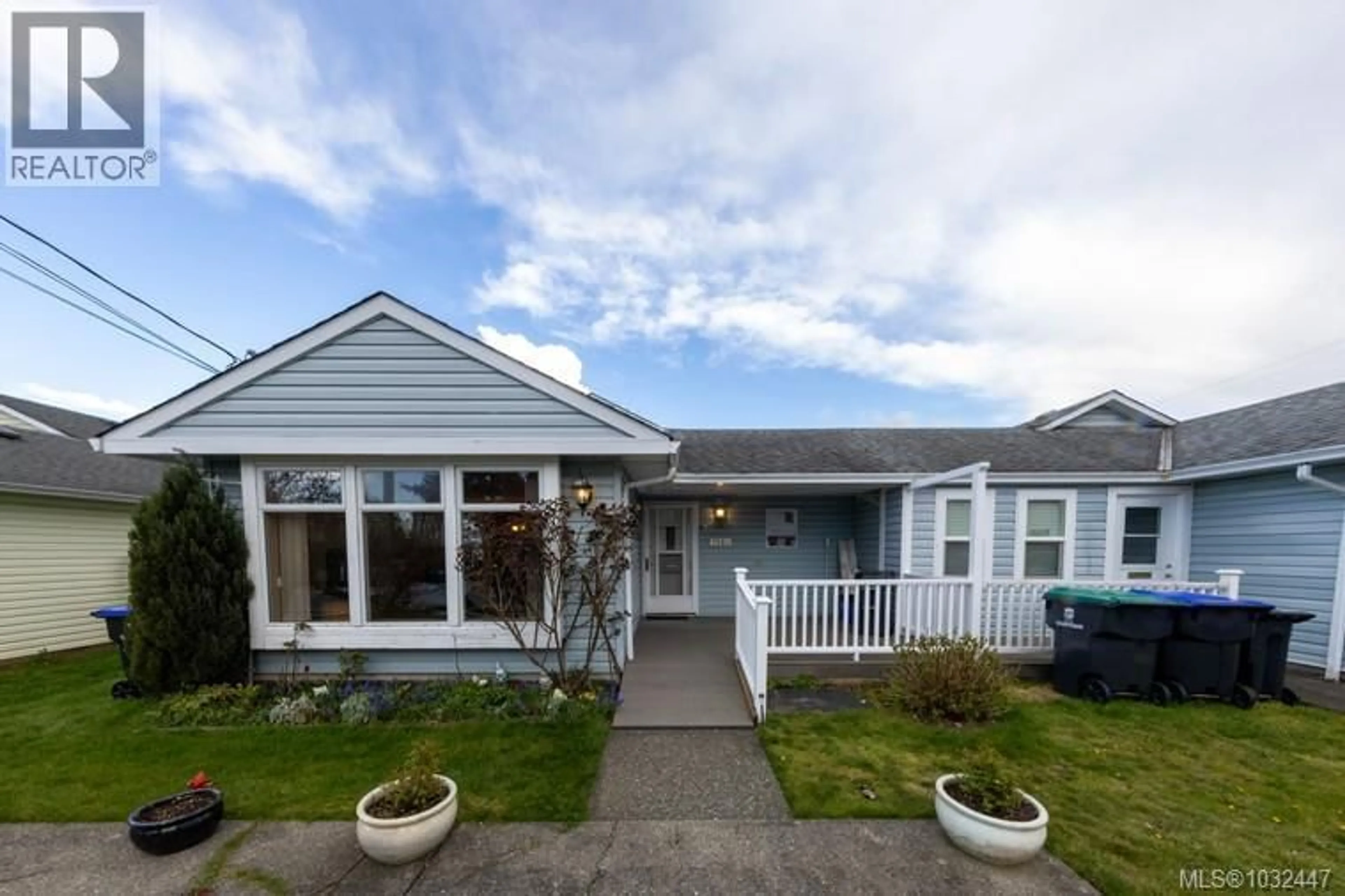 Home with vinyl exterior material, street for A - 700 25TH STREET, Courtenay British Columbia V9N9J3