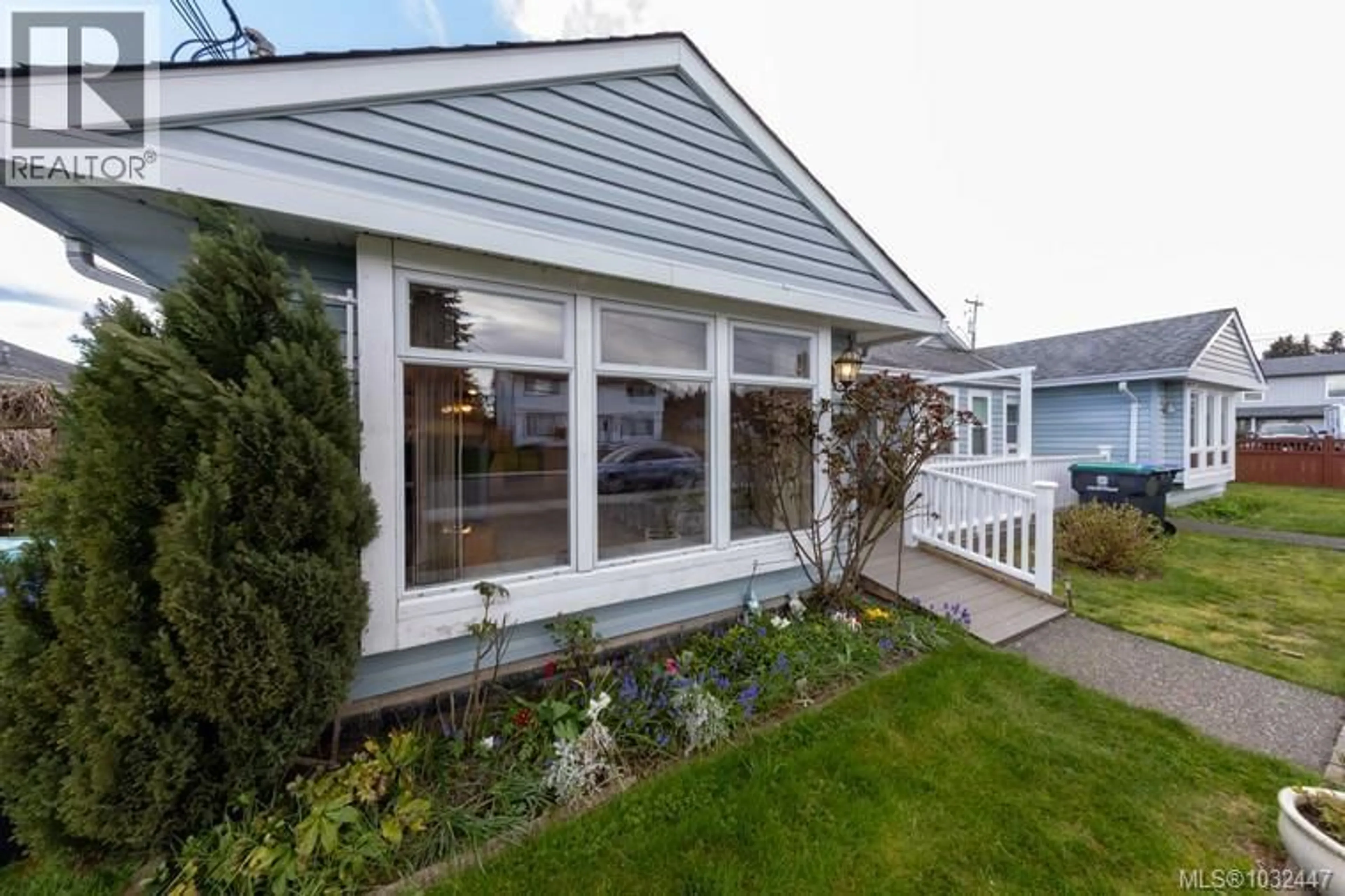 Home with vinyl exterior material, street for A - 700 25TH STREET, Courtenay British Columbia V9N9J3