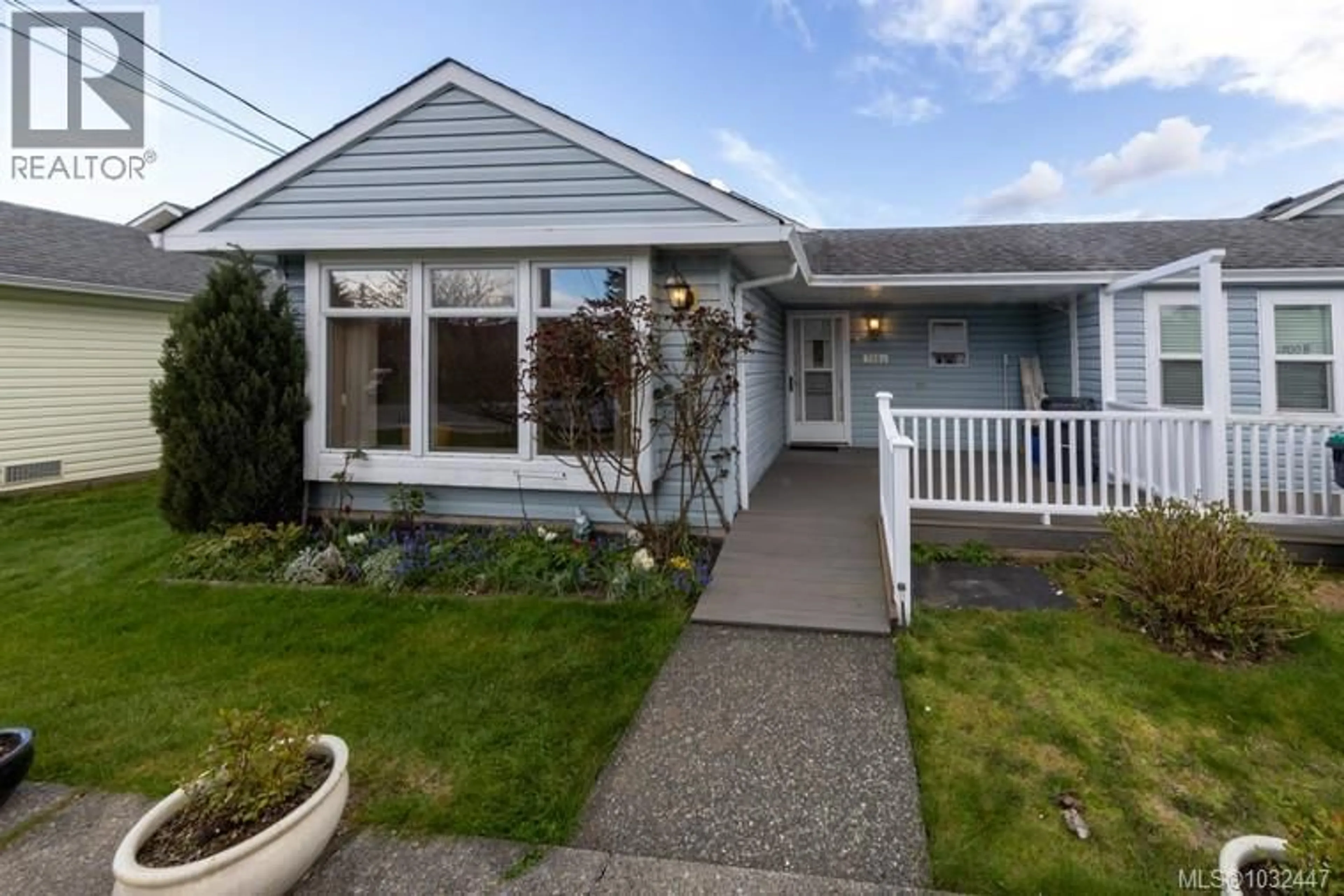 Home with vinyl exterior material, street for A - 700 25TH STREET, Courtenay British Columbia V9N9J3