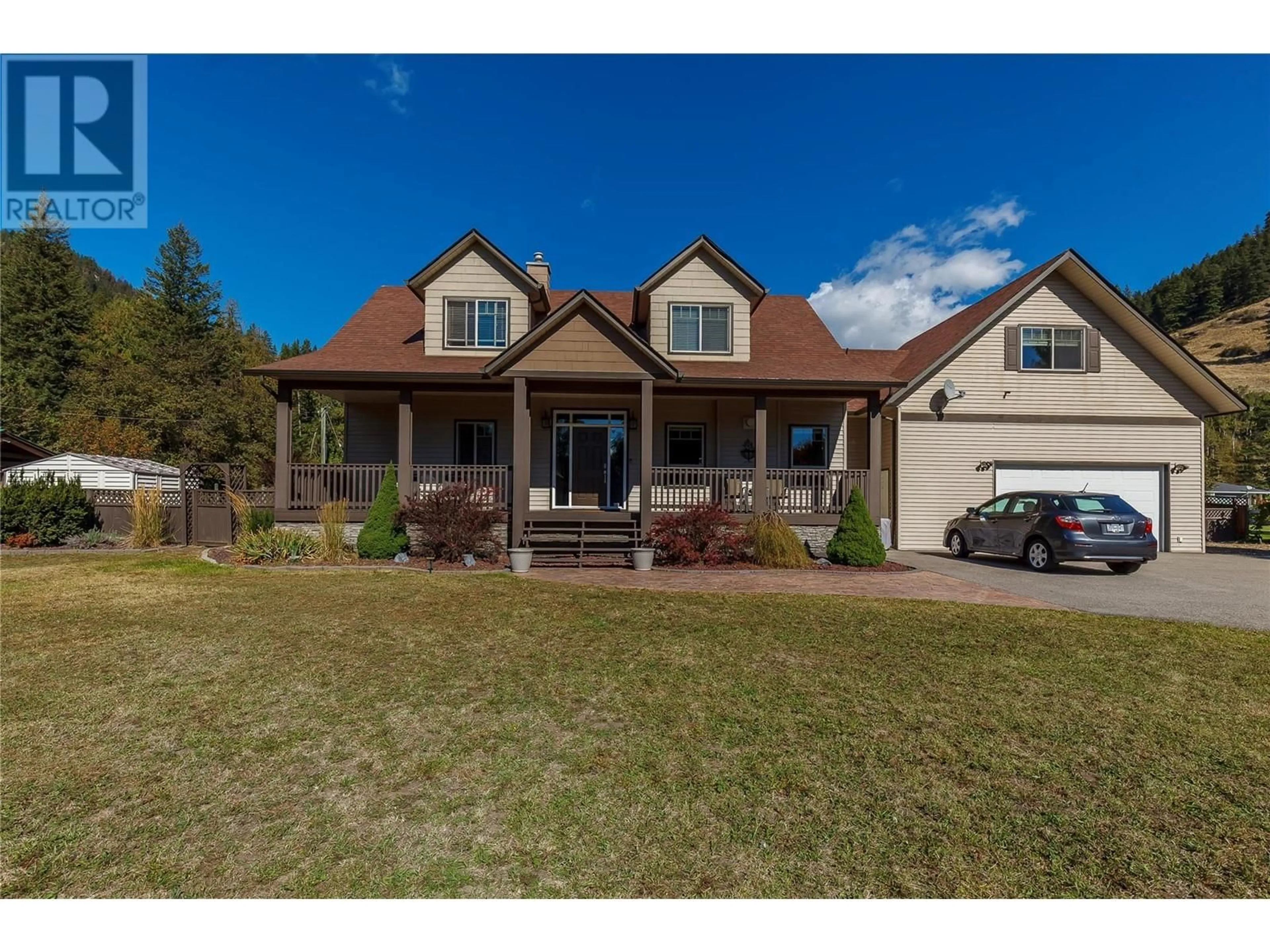Home with vinyl exterior material, street for 5575 HIGHWAY 6 HIGHWAY, Coldstream British Columbia V1T3E2