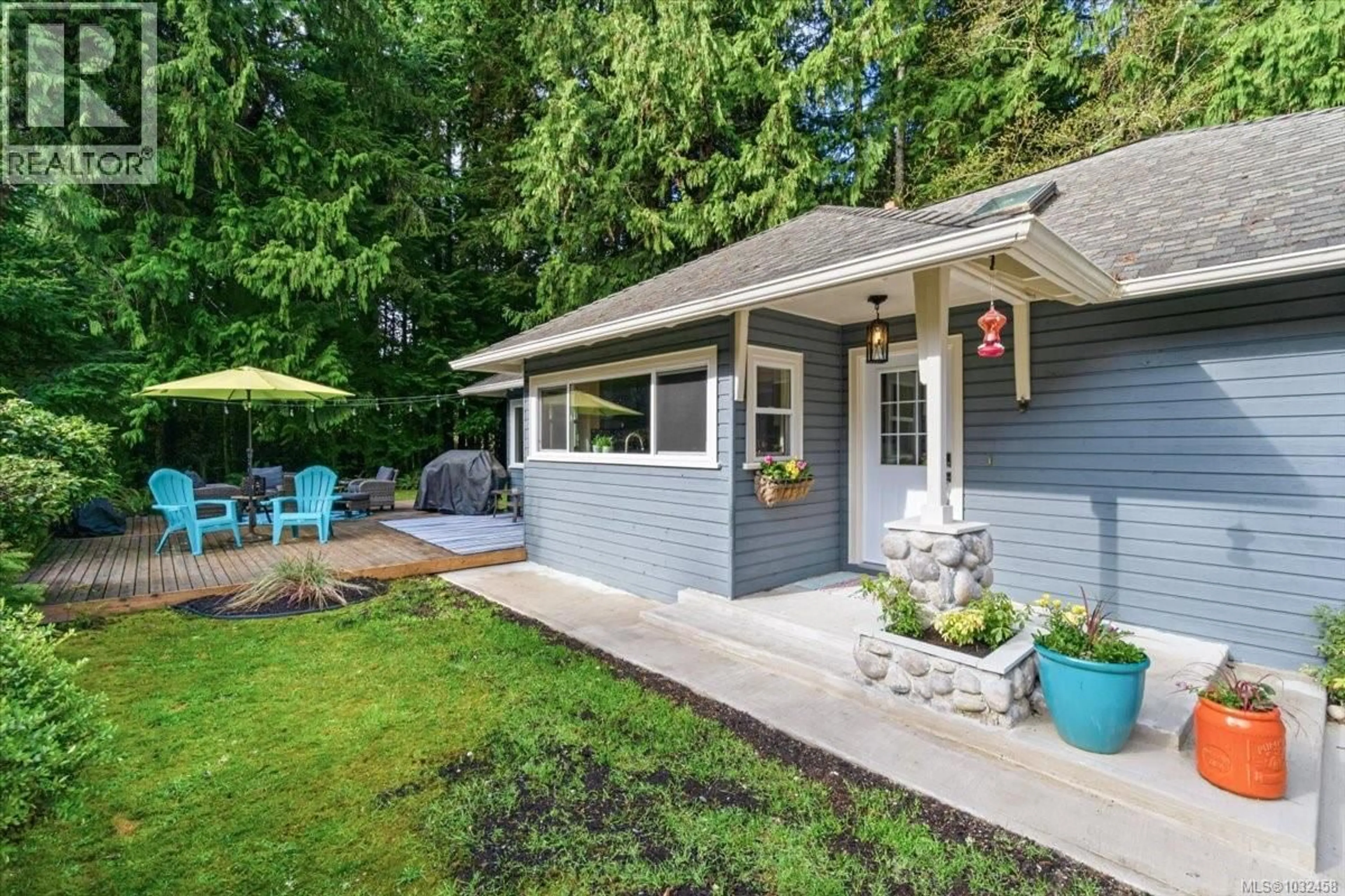 Home with vinyl exterior material, street for 324 CHESTER ROAD, Qualicum Beach British Columbia V9K1B9