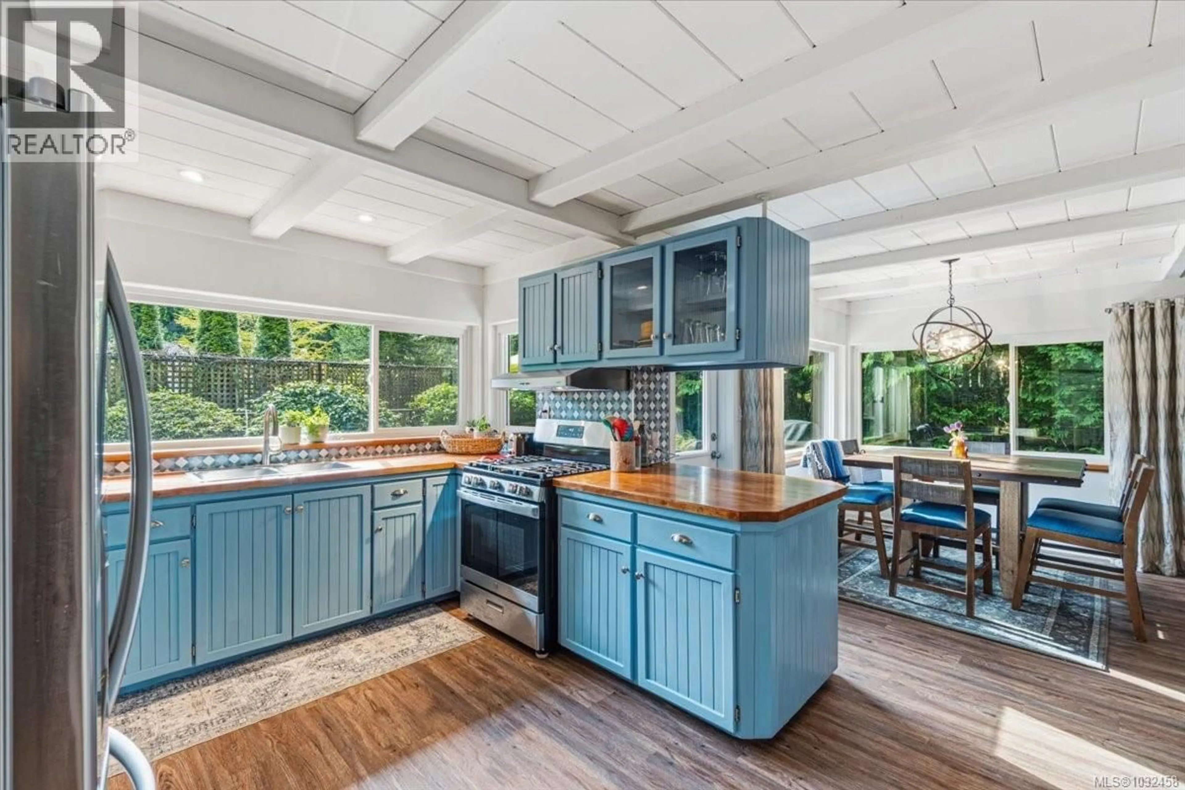 Open concept kitchen, ceramic/tile floor for 324 CHESTER ROAD, Qualicum Beach British Columbia V9K1B9