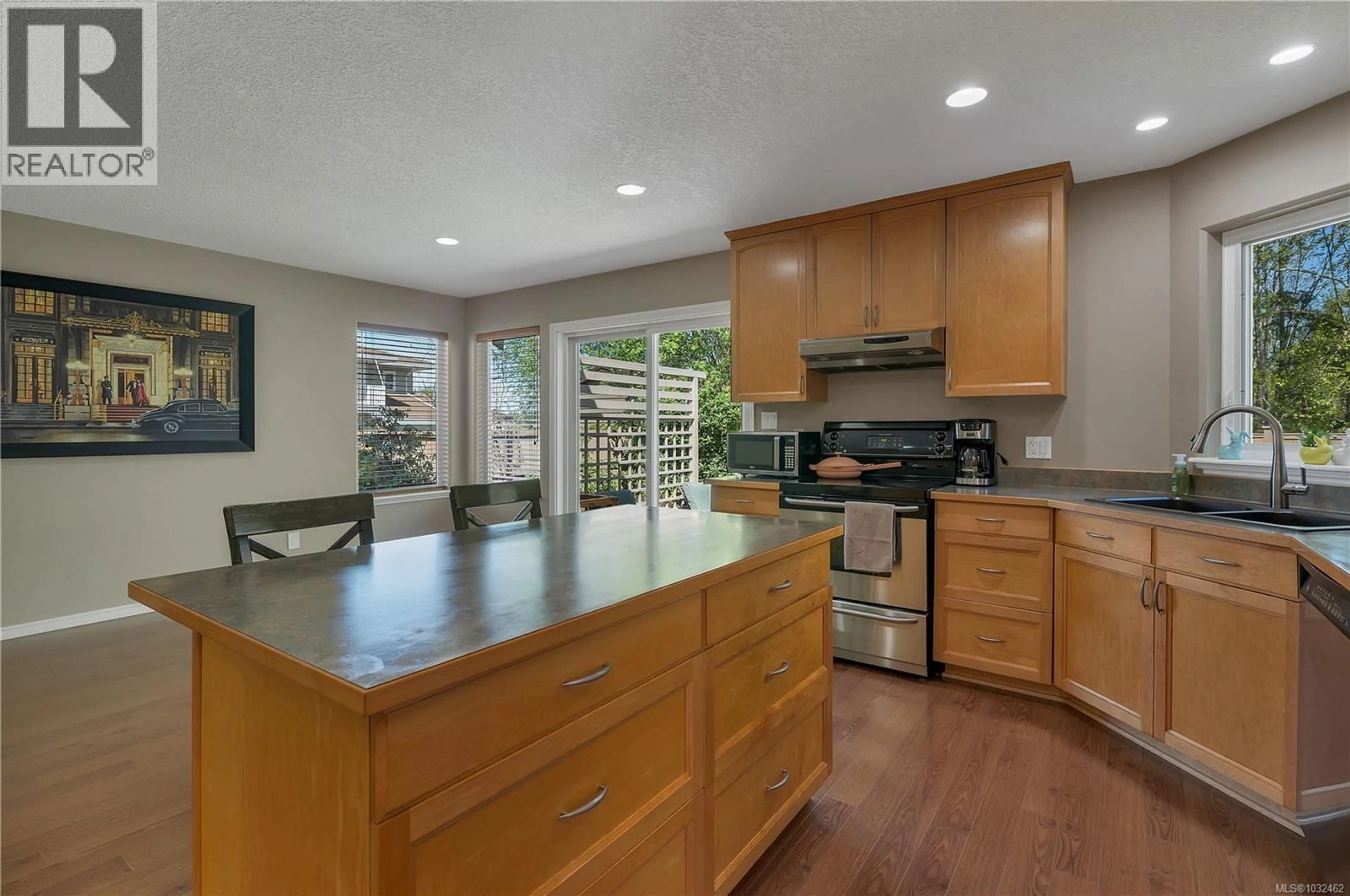 Open concept kitchen, unknown for 668 GARDEN WAY, Campbell River British Columbia V9H2R6