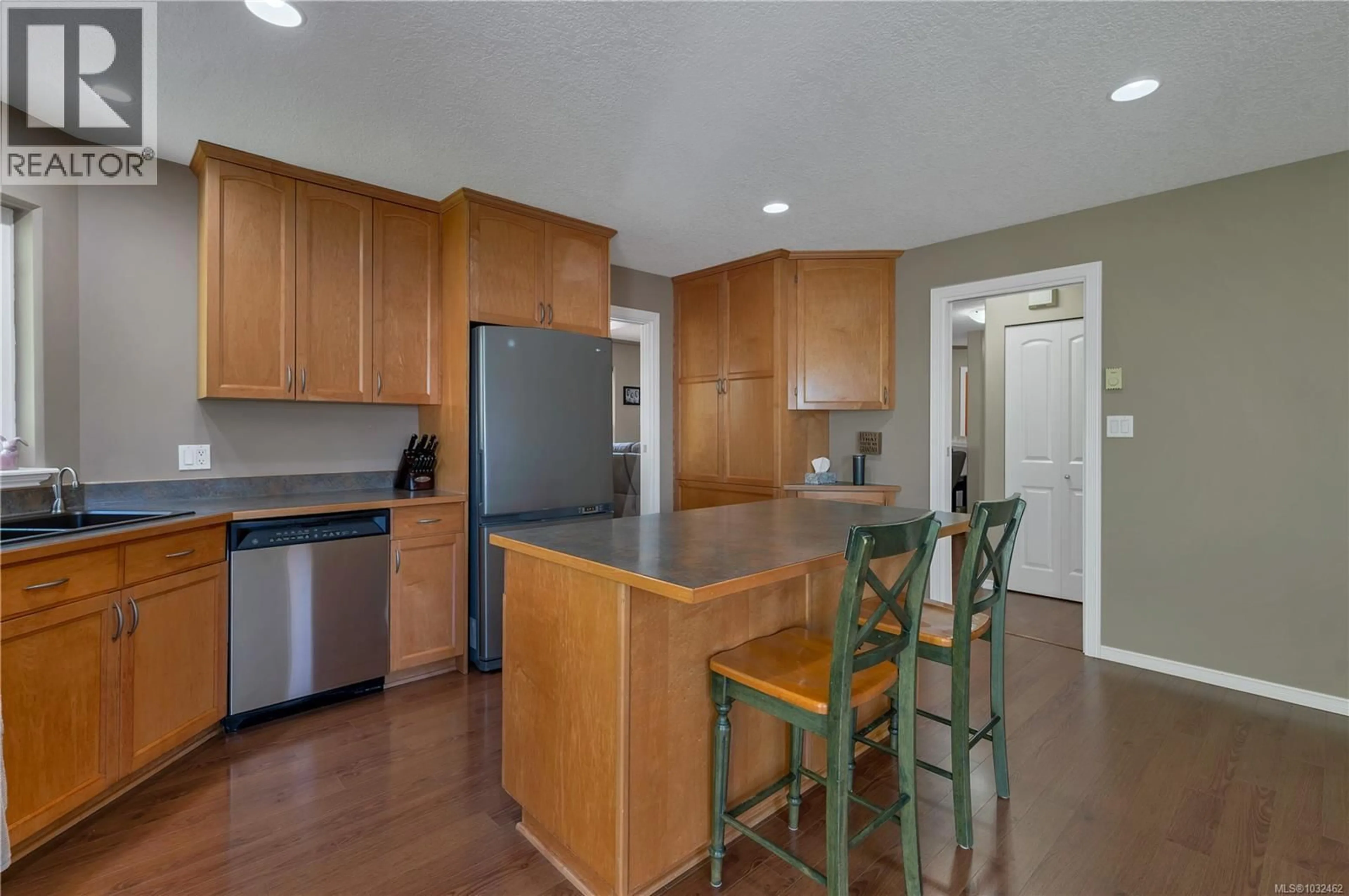 Open concept kitchen, wood/laminate floor for 668 GARDEN WAY, Campbell River British Columbia V9H2R6