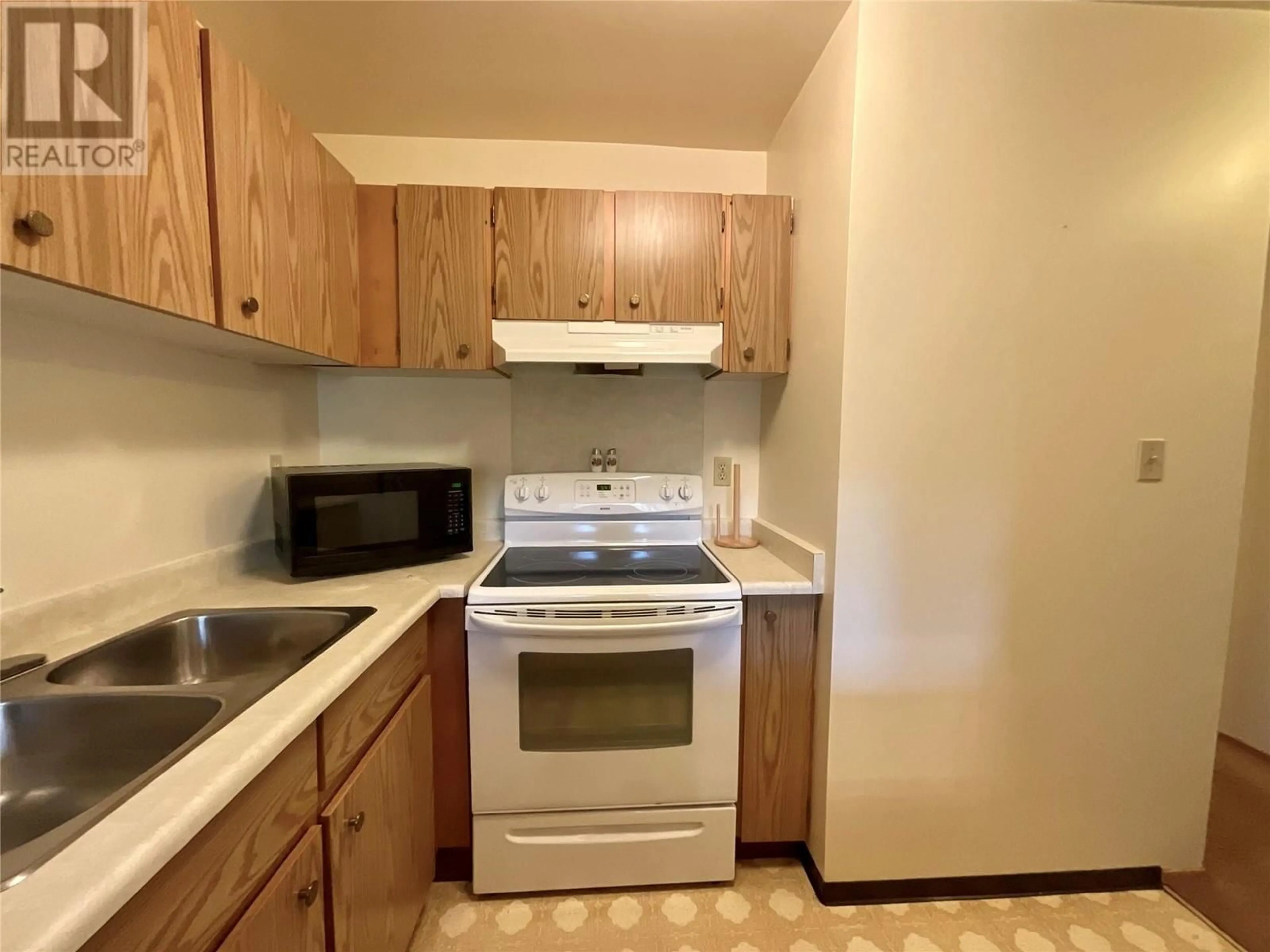 Standard kitchen for 185 Chamberlain Crescent Unit# 301, Tumbler Ridge British Columbia V0C2W0