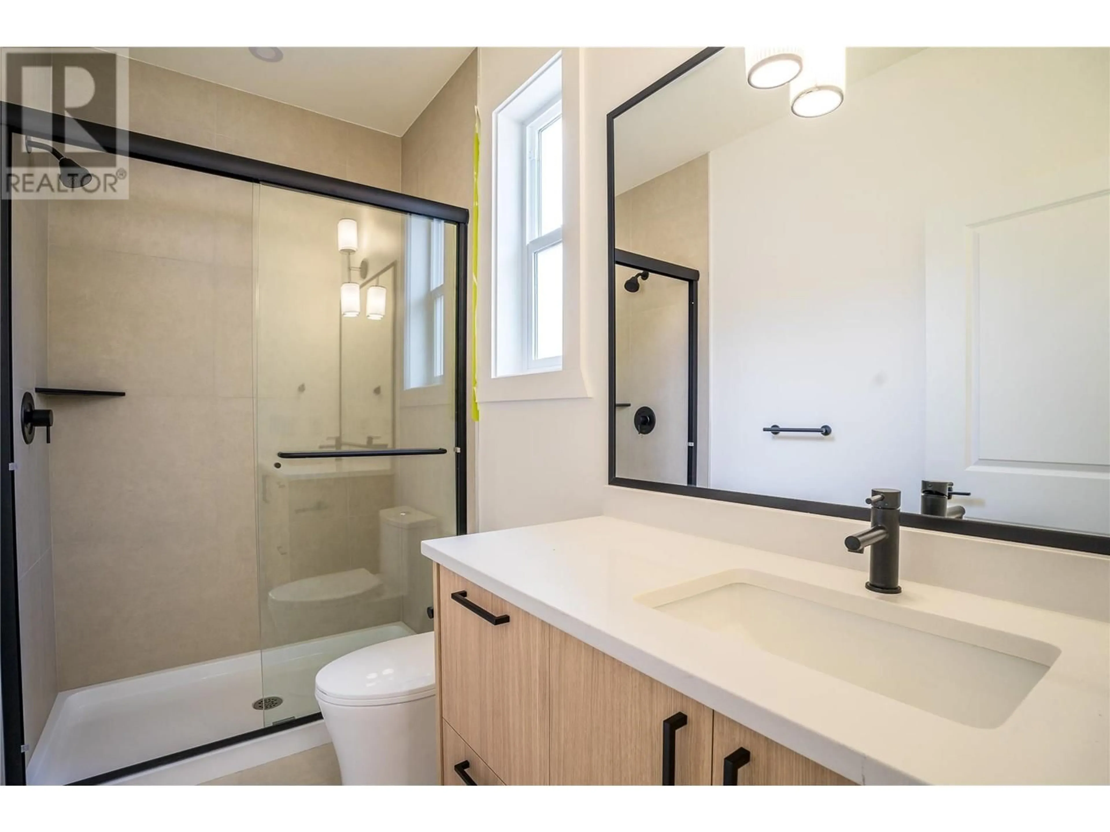 Standard bathroom, wood floors for 279 Bentgrass Avenue, Oliver British Columbia V0H1T3