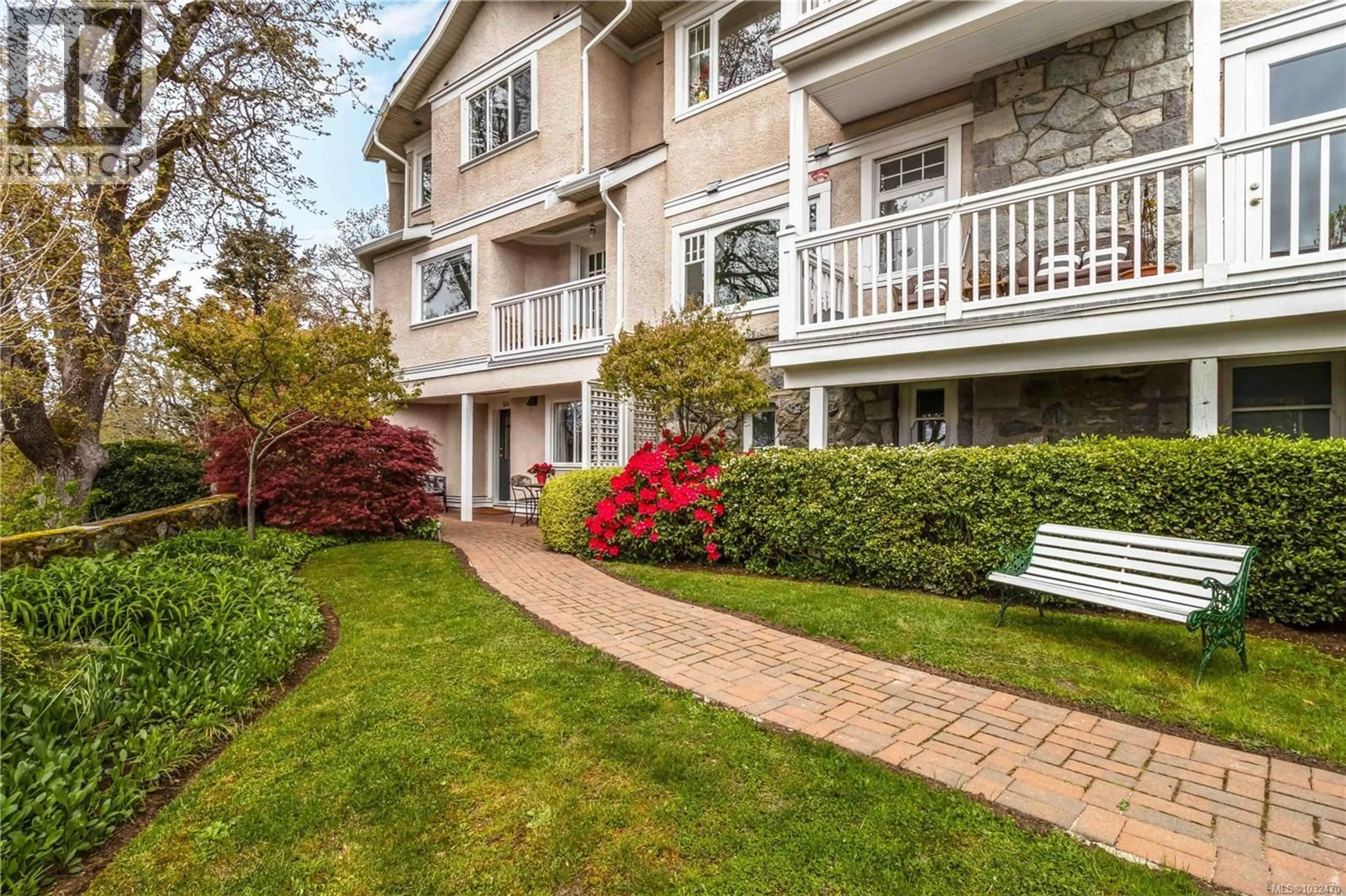 Patio, street for 101 - 1196 CLOVELLY TERRACE, Saanich British Columbia V8P1V6