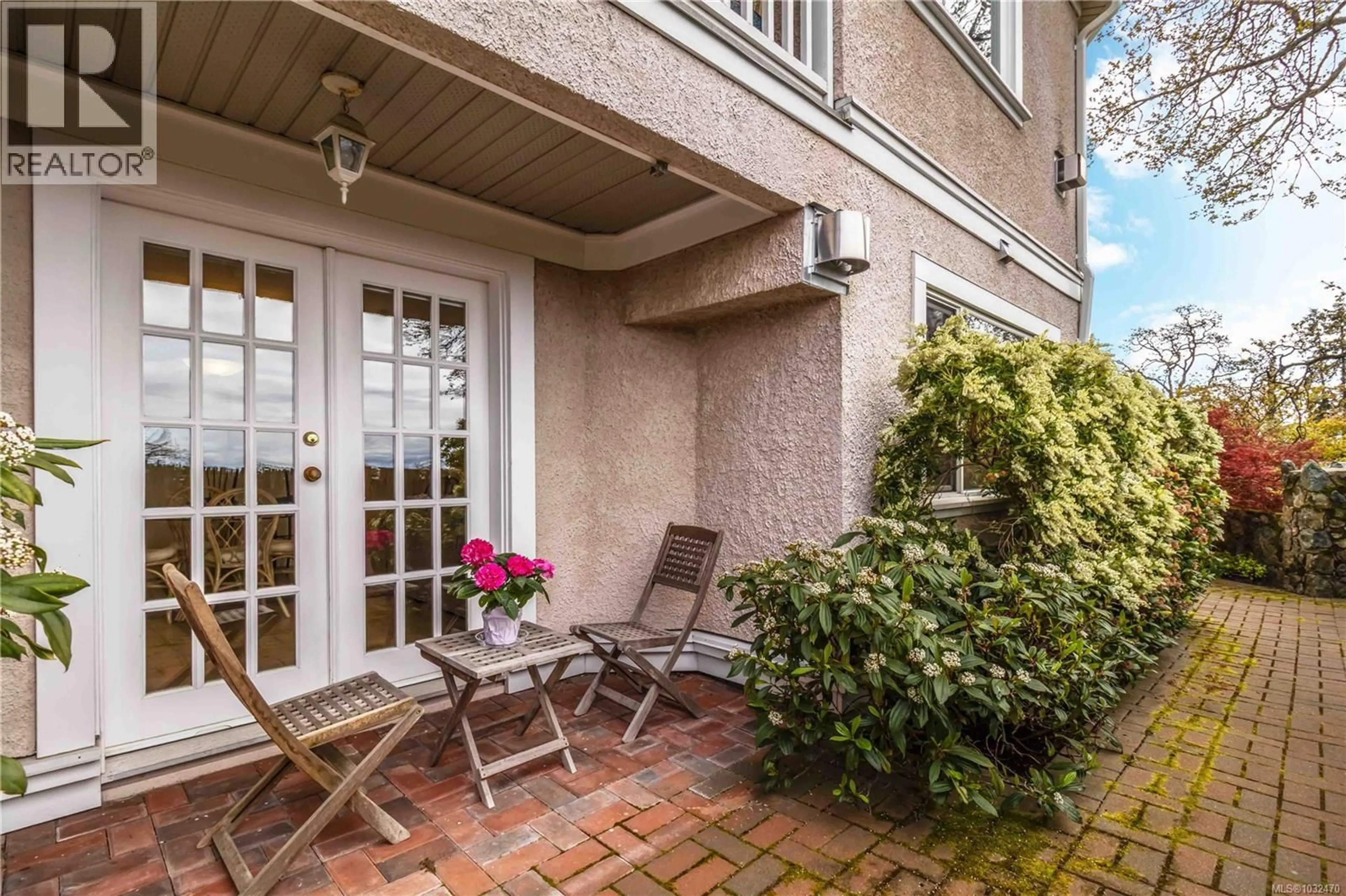 Patio, street for 101 - 1196 CLOVELLY TERRACE, Saanich British Columbia V8P1V6