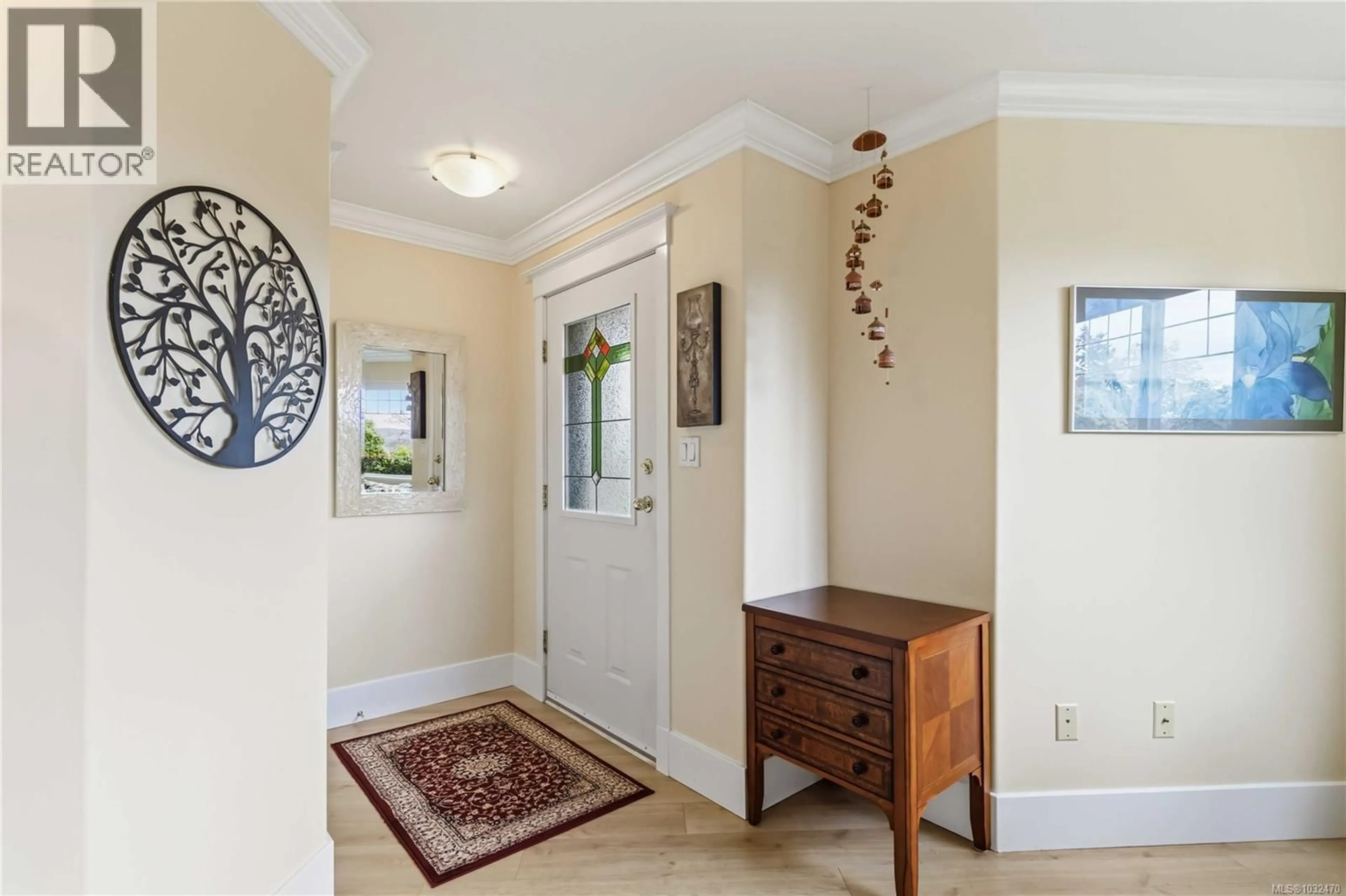 Indoor entryway for 101 - 1196 CLOVELLY TERRACE, Saanich British Columbia V8P1V6