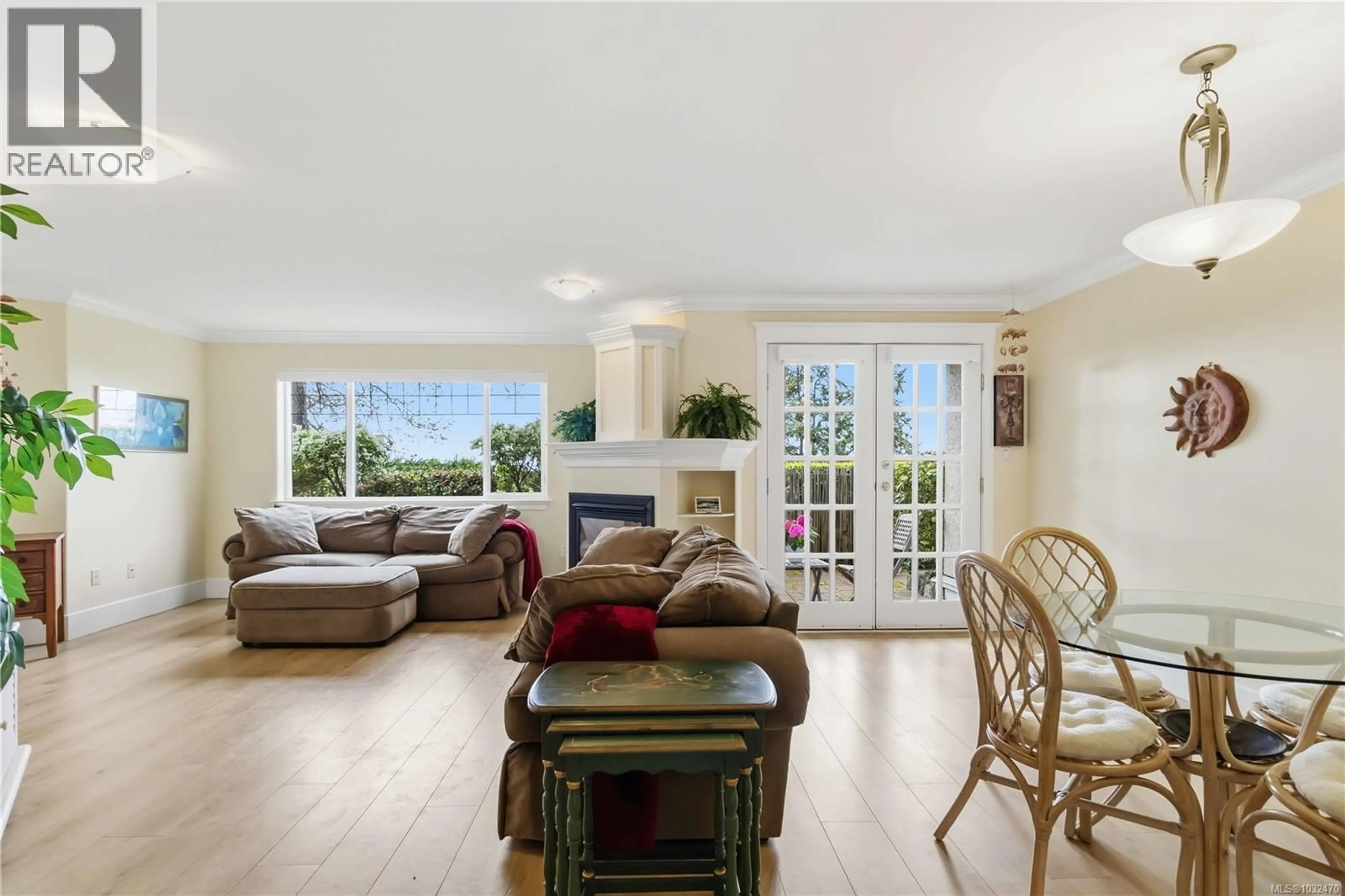 Living room with furniture, unknown for 101 - 1196 CLOVELLY TERRACE, Saanich British Columbia V8P1V6