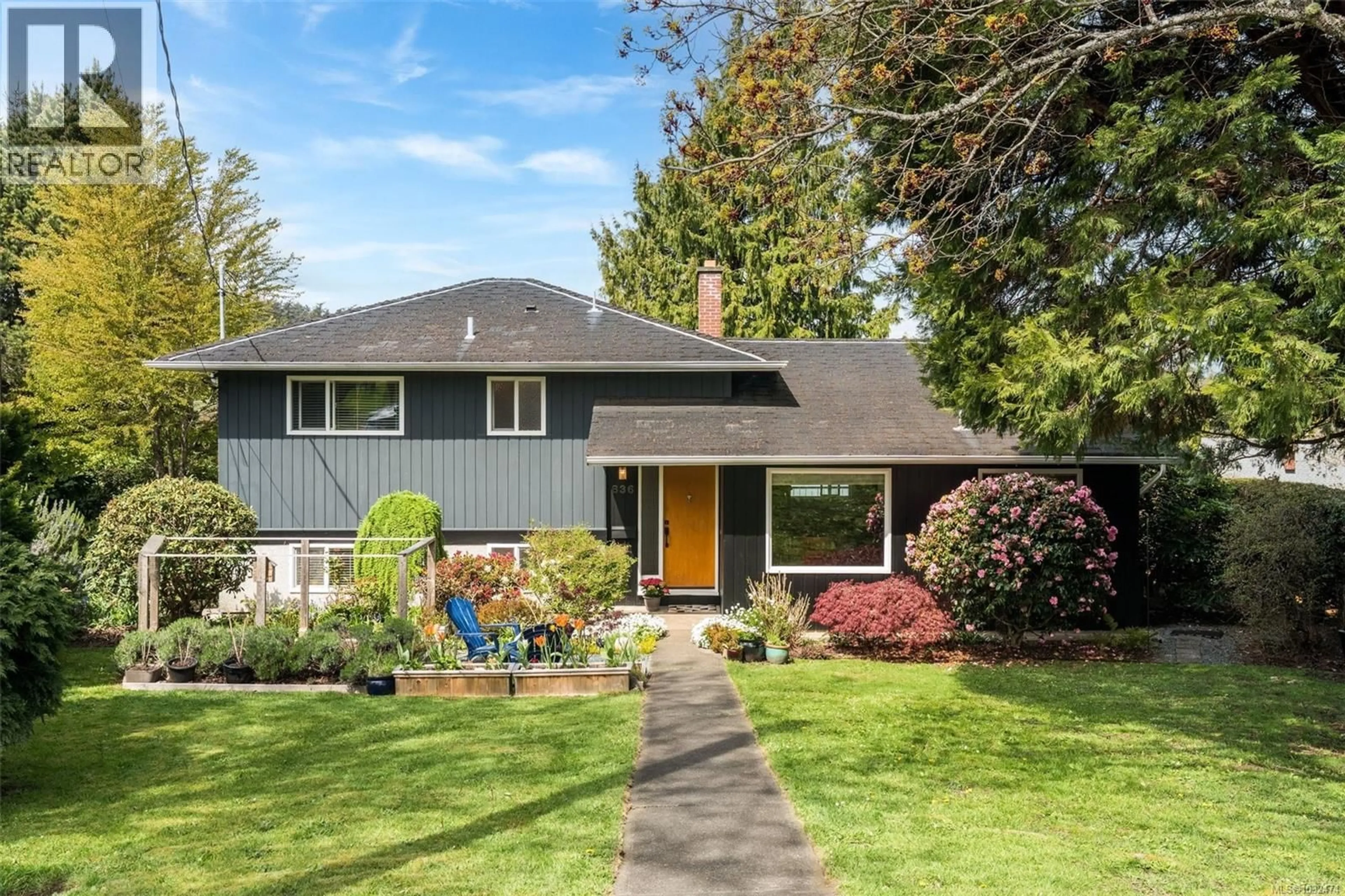 Home with vinyl exterior material, street for 836 ELRICK PLACE, Esquimalt British Columbia V9A4T1