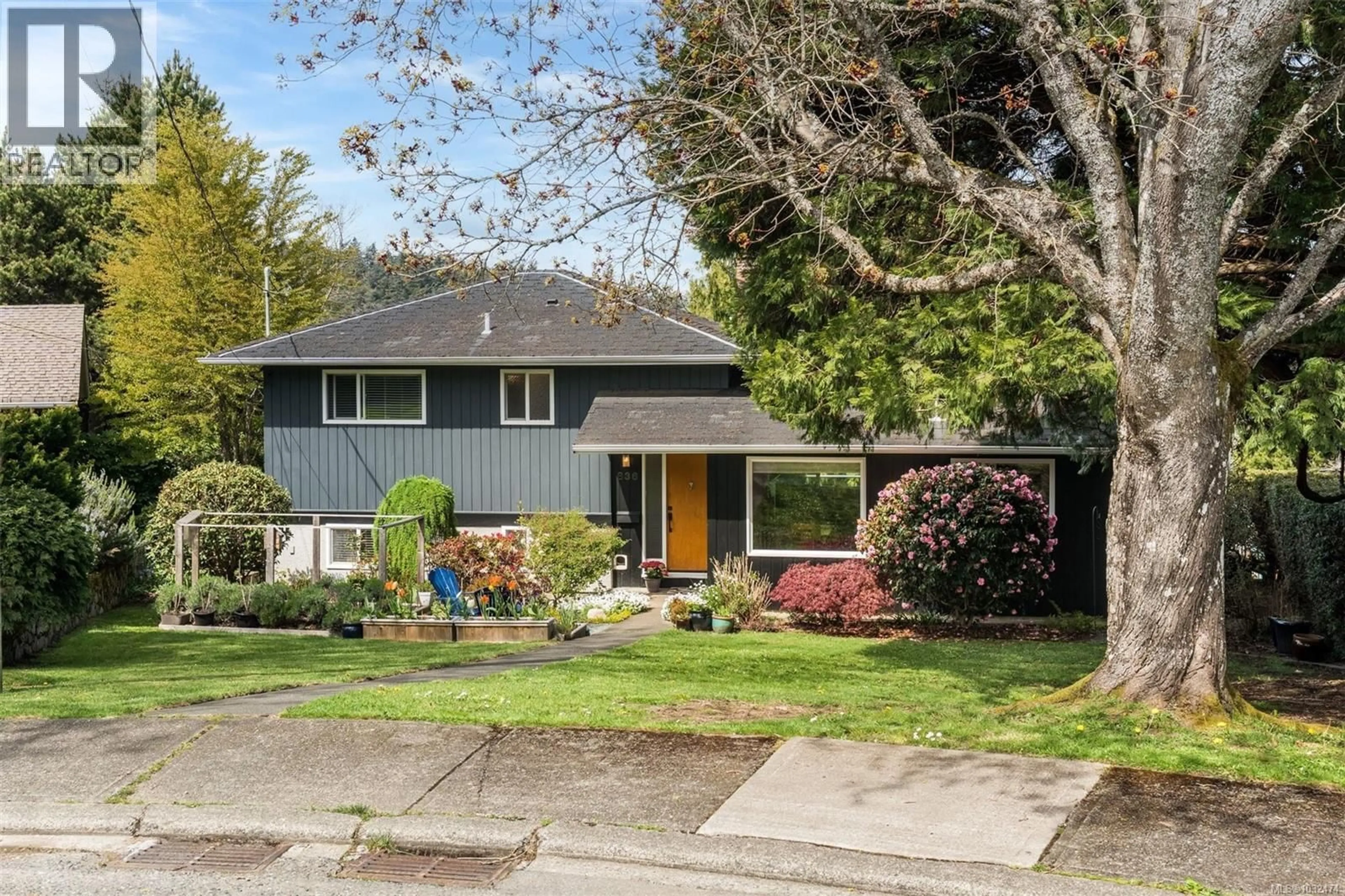 Home with vinyl exterior material, street for 836 ELRICK PLACE, Esquimalt British Columbia V9A4T1