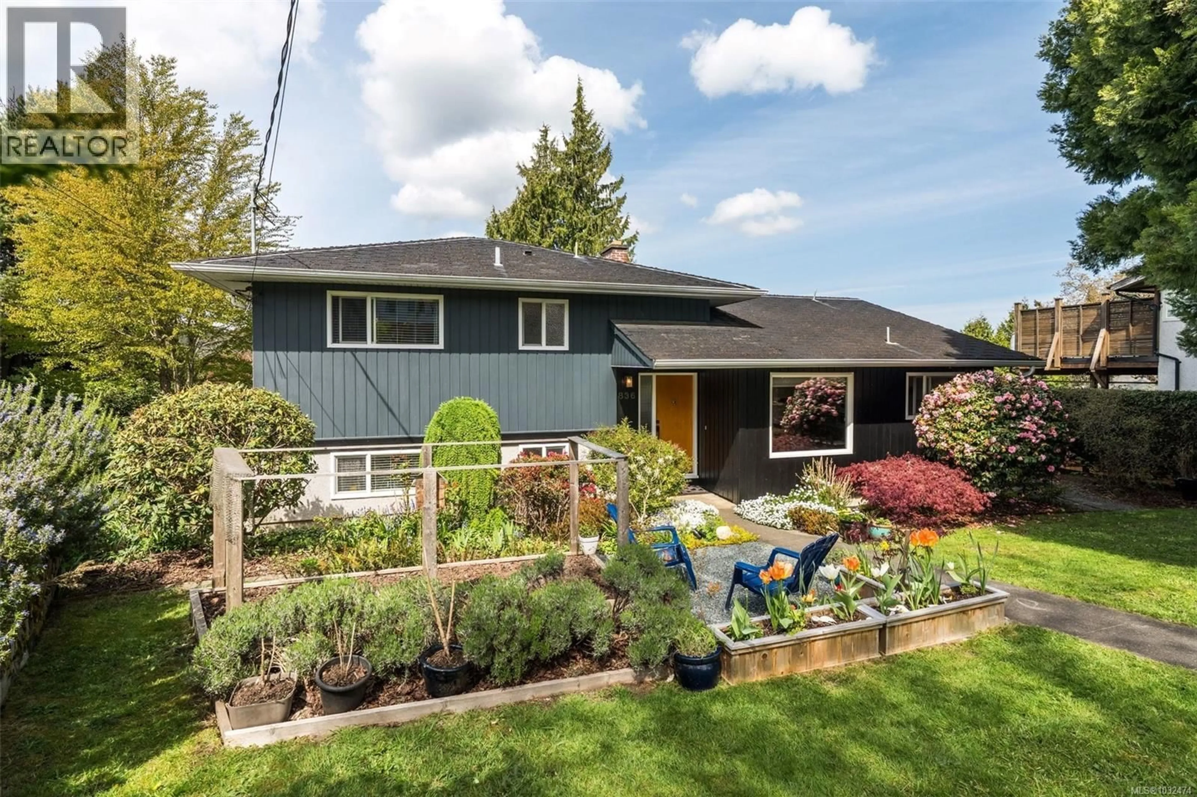 Home with vinyl exterior material, street for 836 ELRICK PLACE, Esquimalt British Columbia V9A4T1