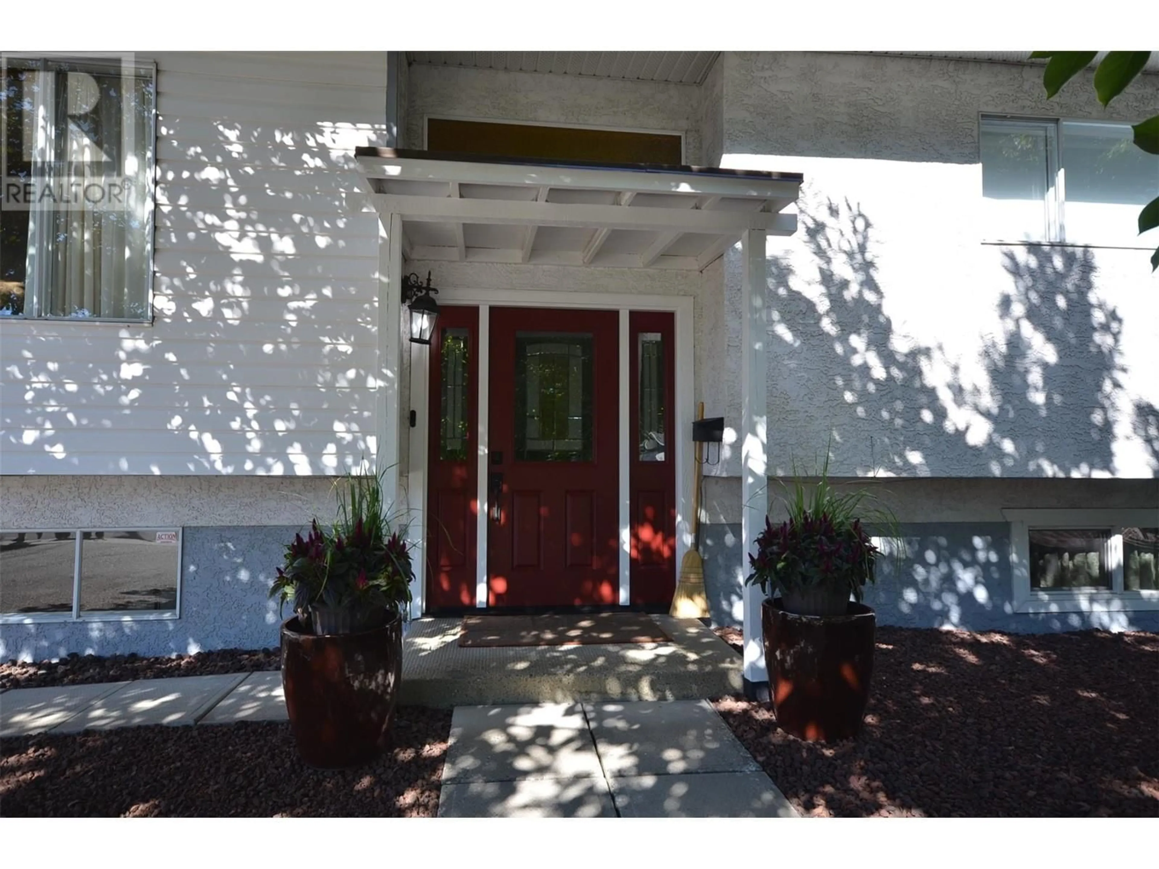 Indoor foyer for 1602 43 Street, Vernon British Columbia V1T6W8