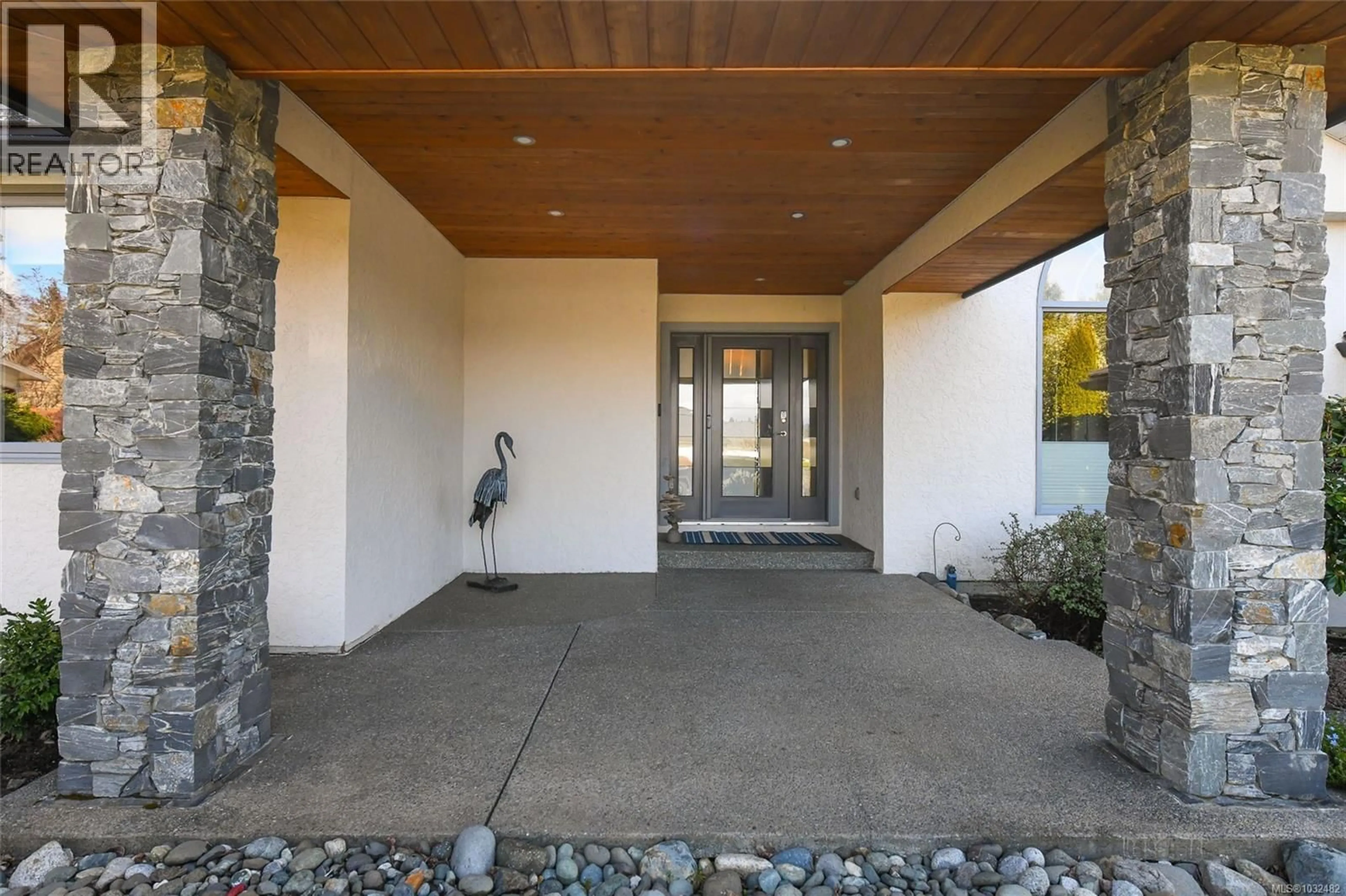 Indoor entryway for 1513 JUNIPER PLACE, Comox British Columbia V9M1A2