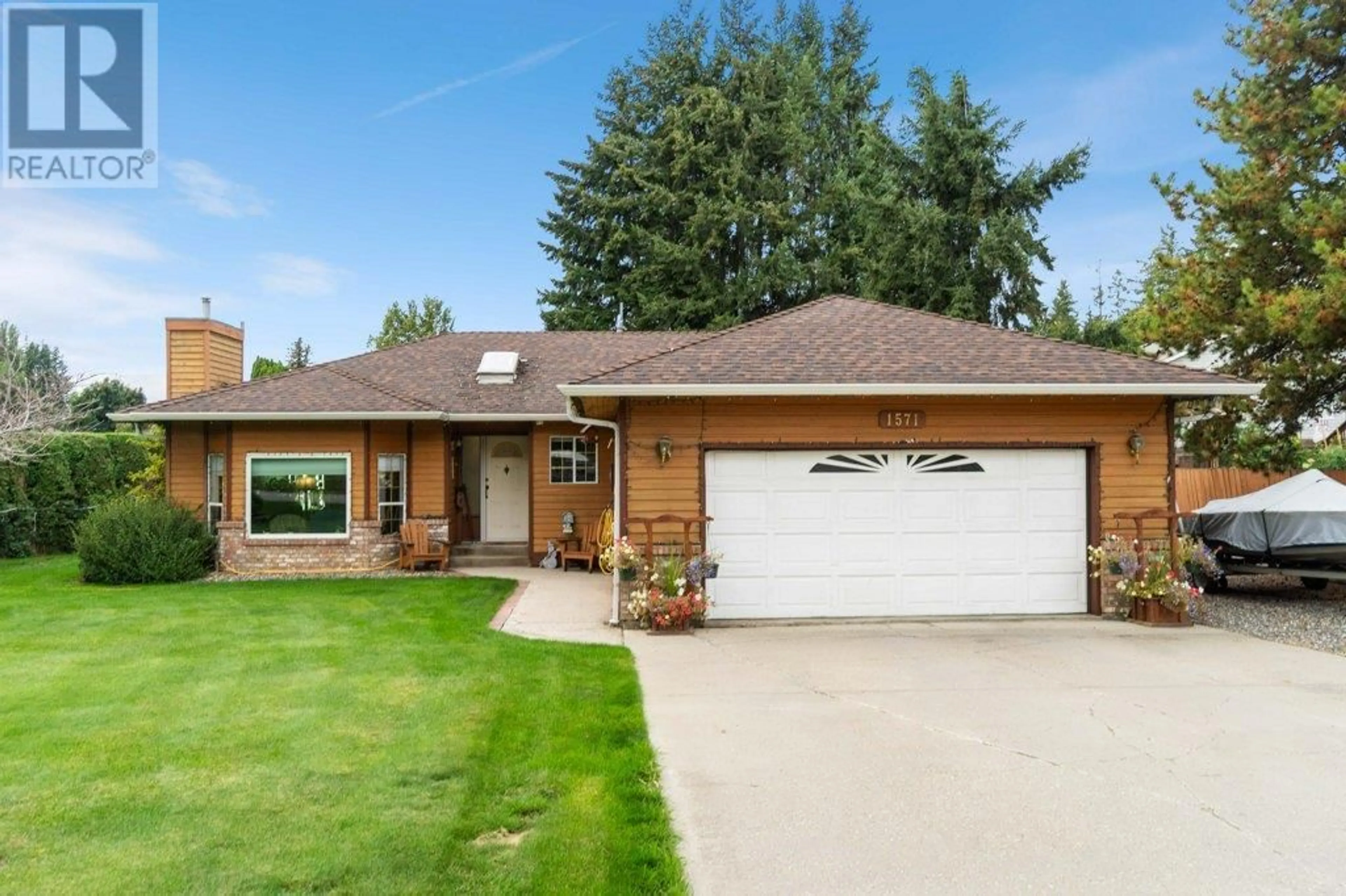 Frontside or backside of a home, cottage for 1571 17 Street SE, Salmon Arm British Columbia V1E2M6