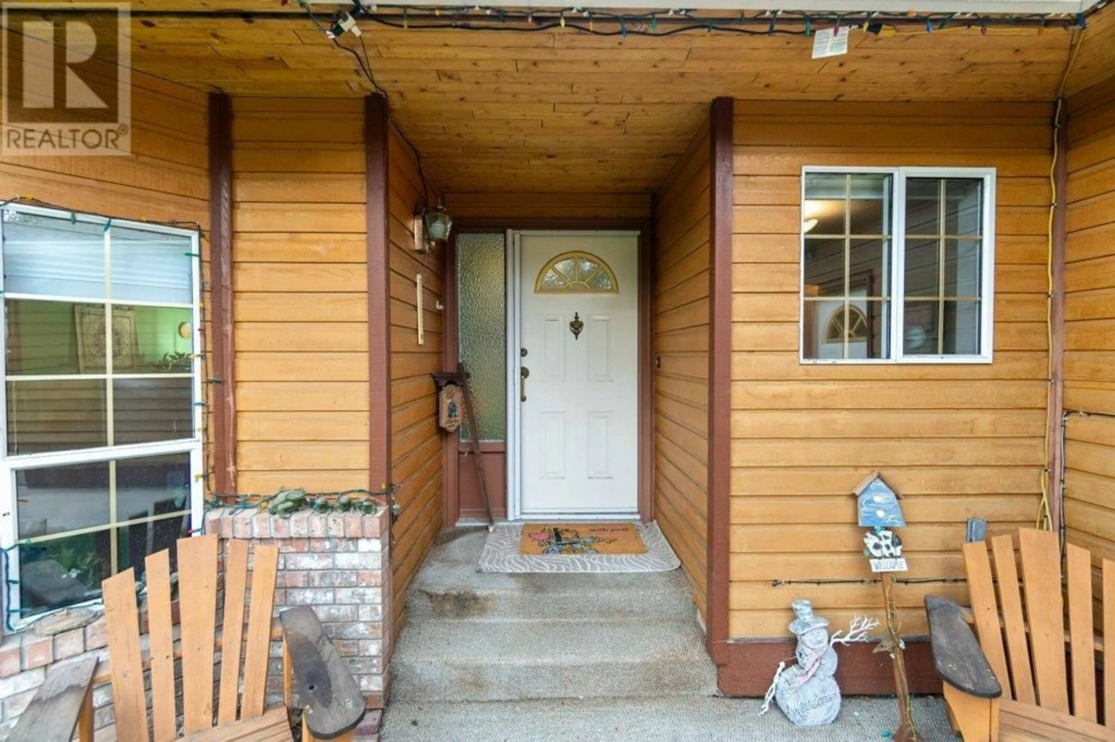 Indoor entryway, wood floors for 1571 17 Street SE, Salmon Arm British Columbia V1E2M6