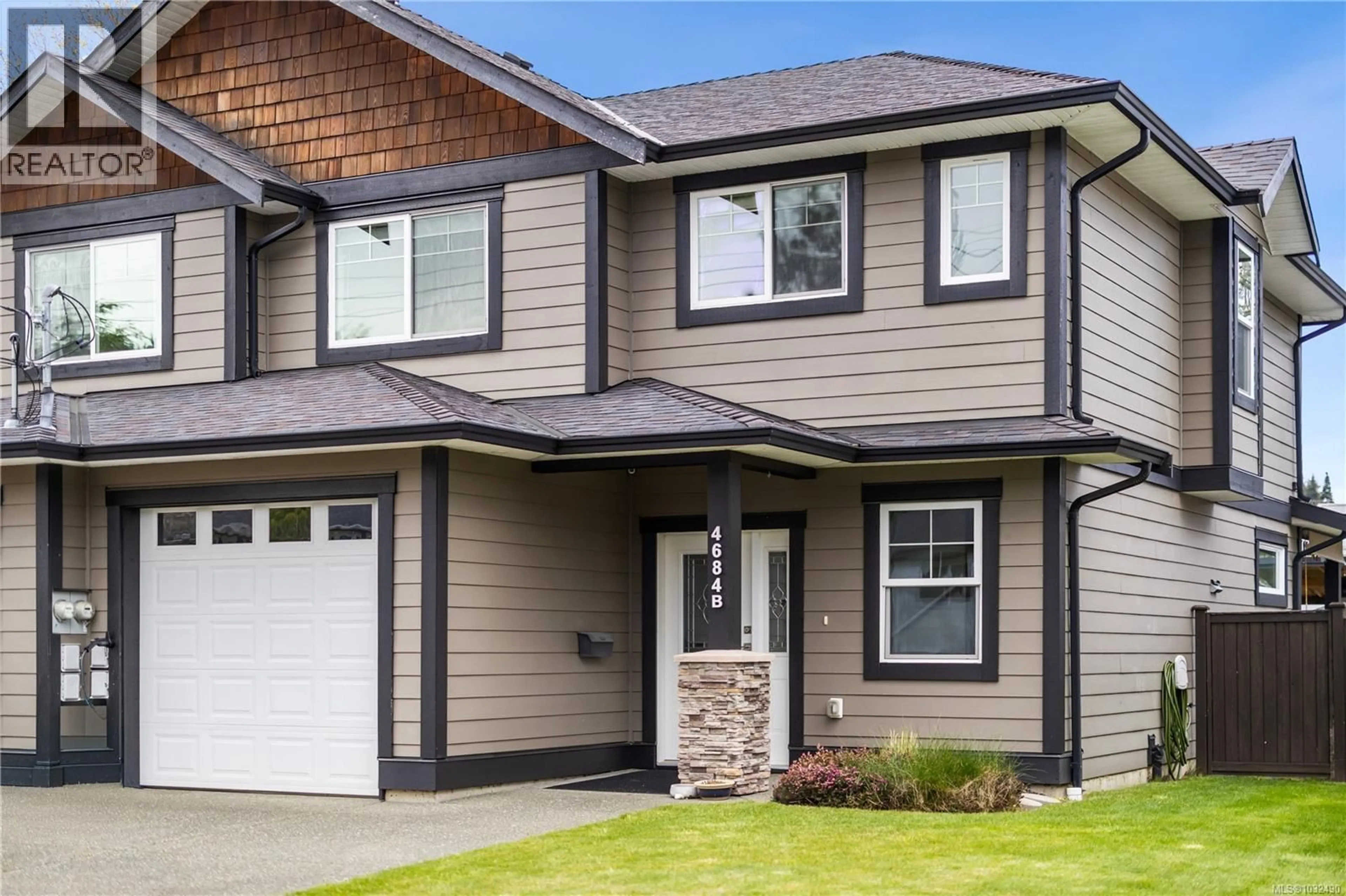 Home with vinyl exterior material, street for B - 4684 MACINTYRE AVENUE, Courtenay British Columbia V9N6R2