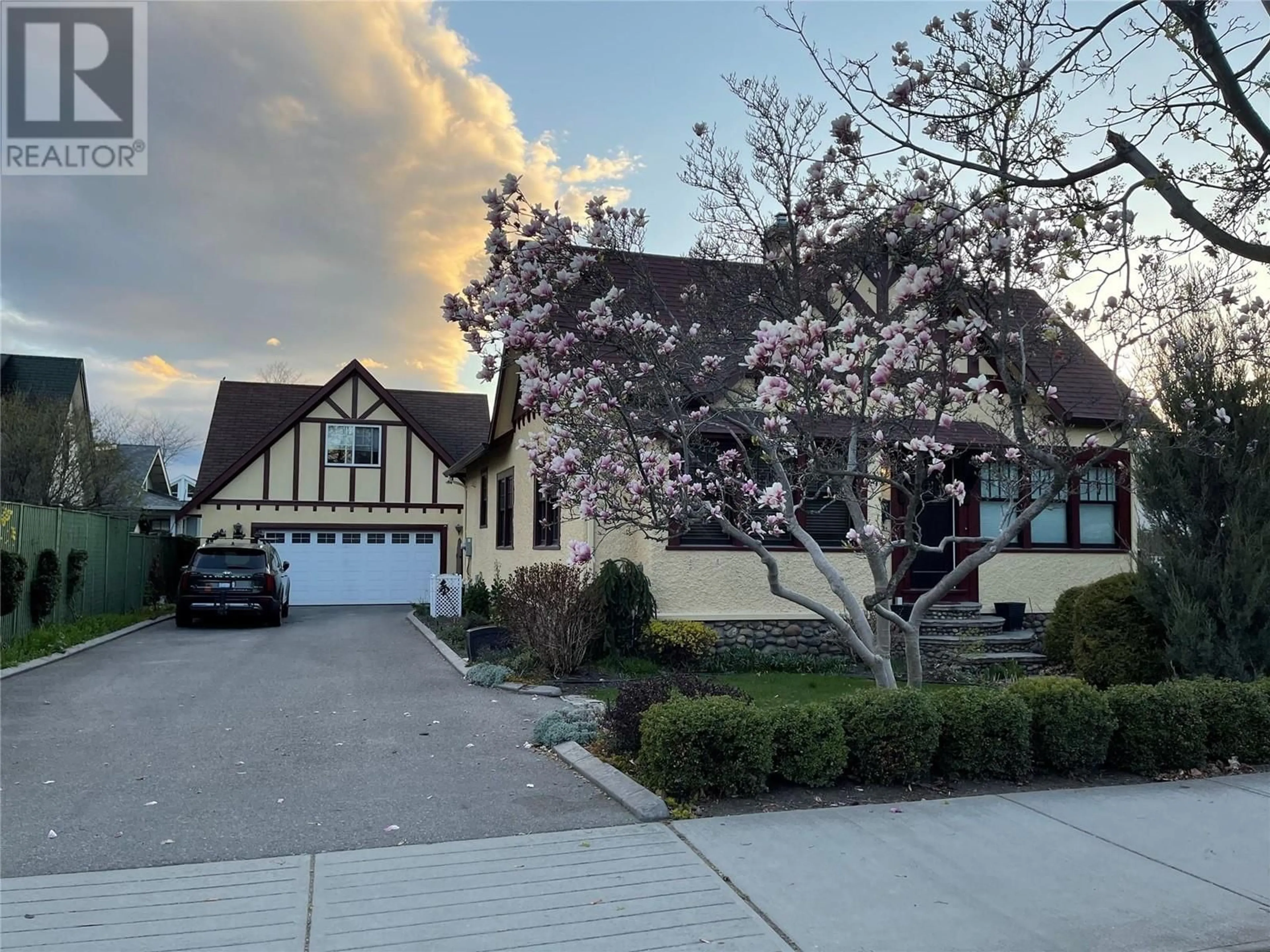 A pic from outside/outdoor area/front of a property/back of a property/a pic from drone, street for 1912 ABBOTT STREET, Kelowna British Columbia V1Y1B7