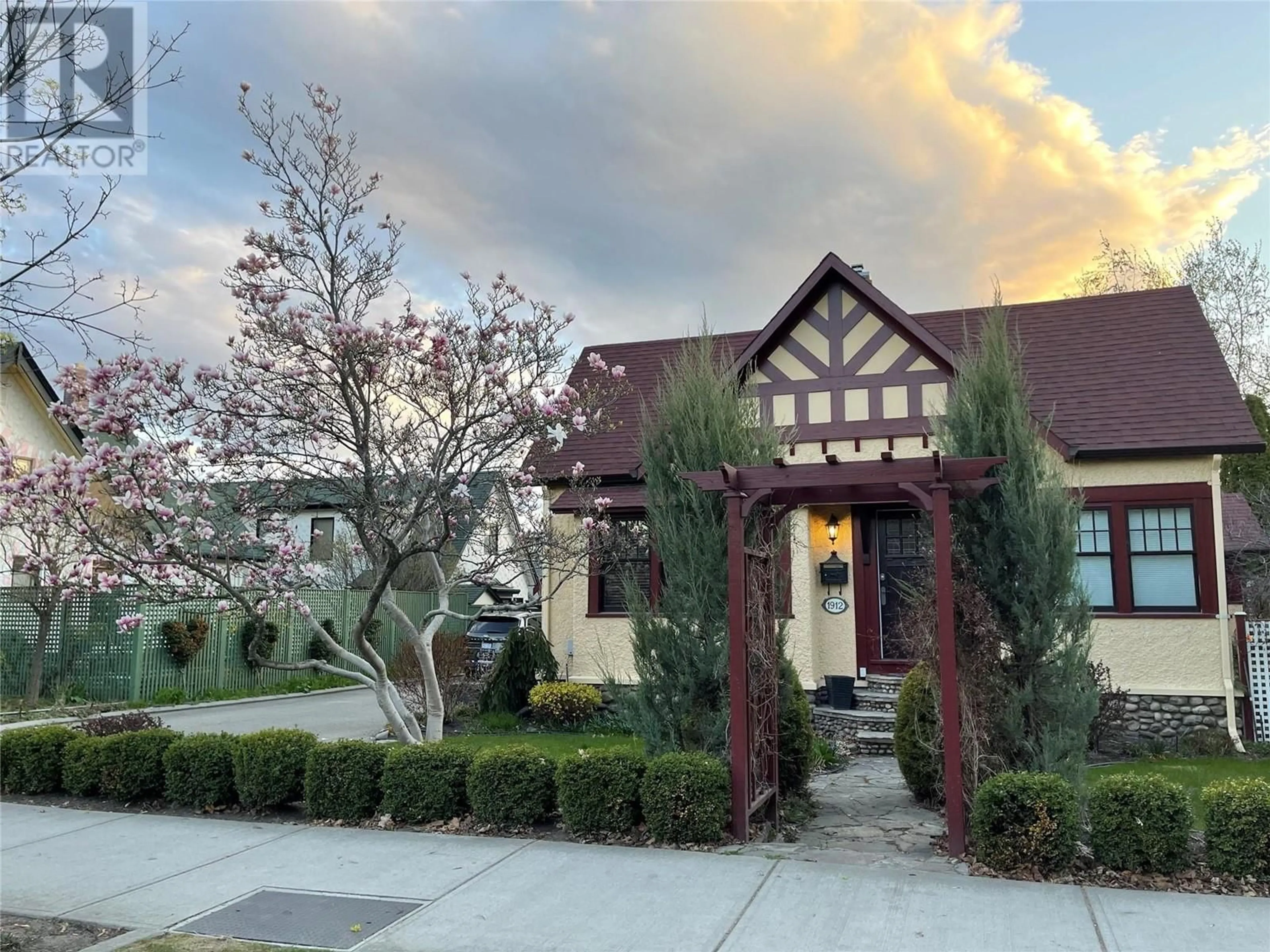 A pic from exterior of the house or condo, the front or back of building for 1912 Abbott Street, Kelowna British Columbia V1Y1B7