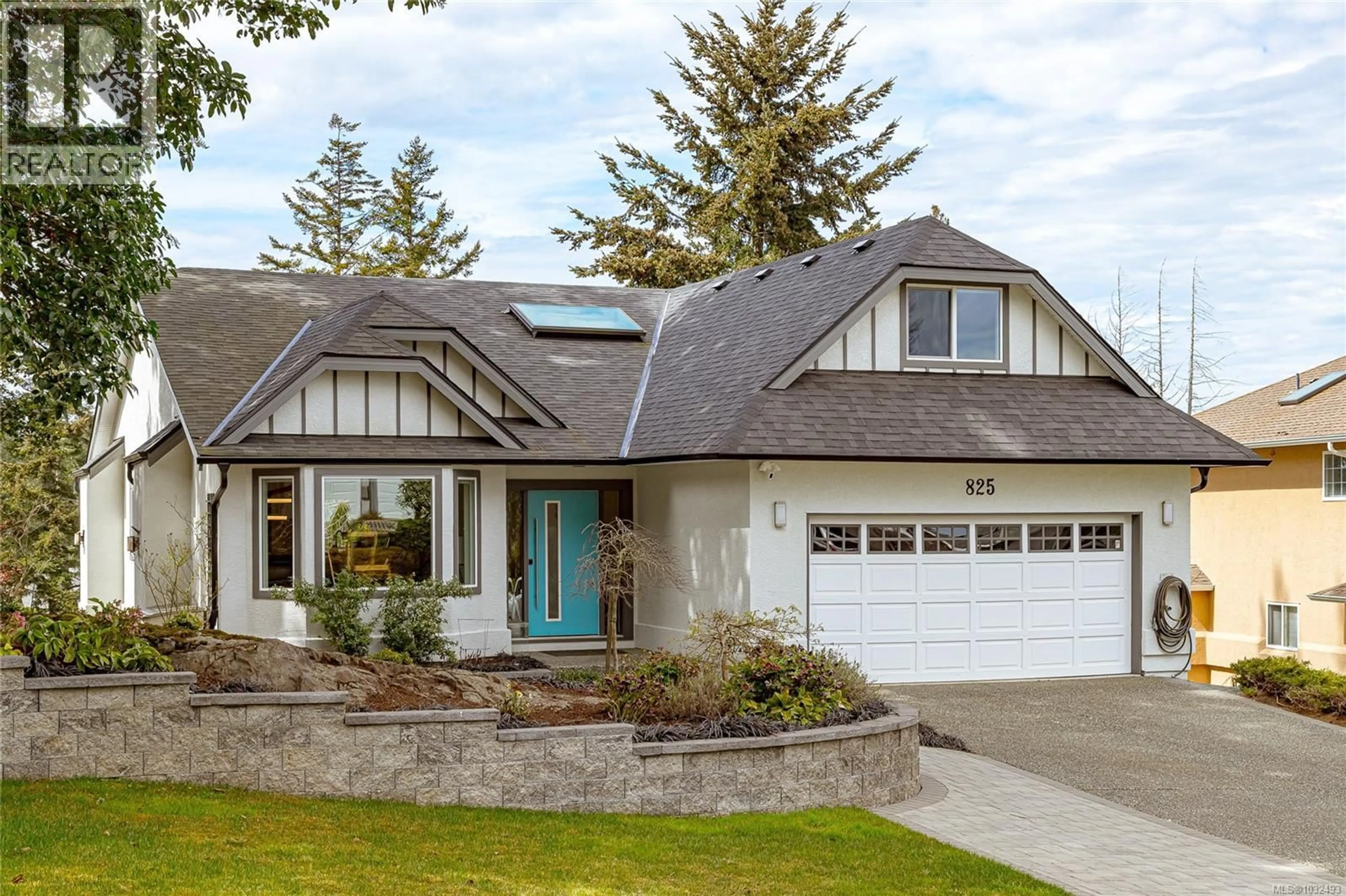 Home with vinyl exterior material, street for 825 BEXHILL PLACE, Colwood British Columbia V9C3V5